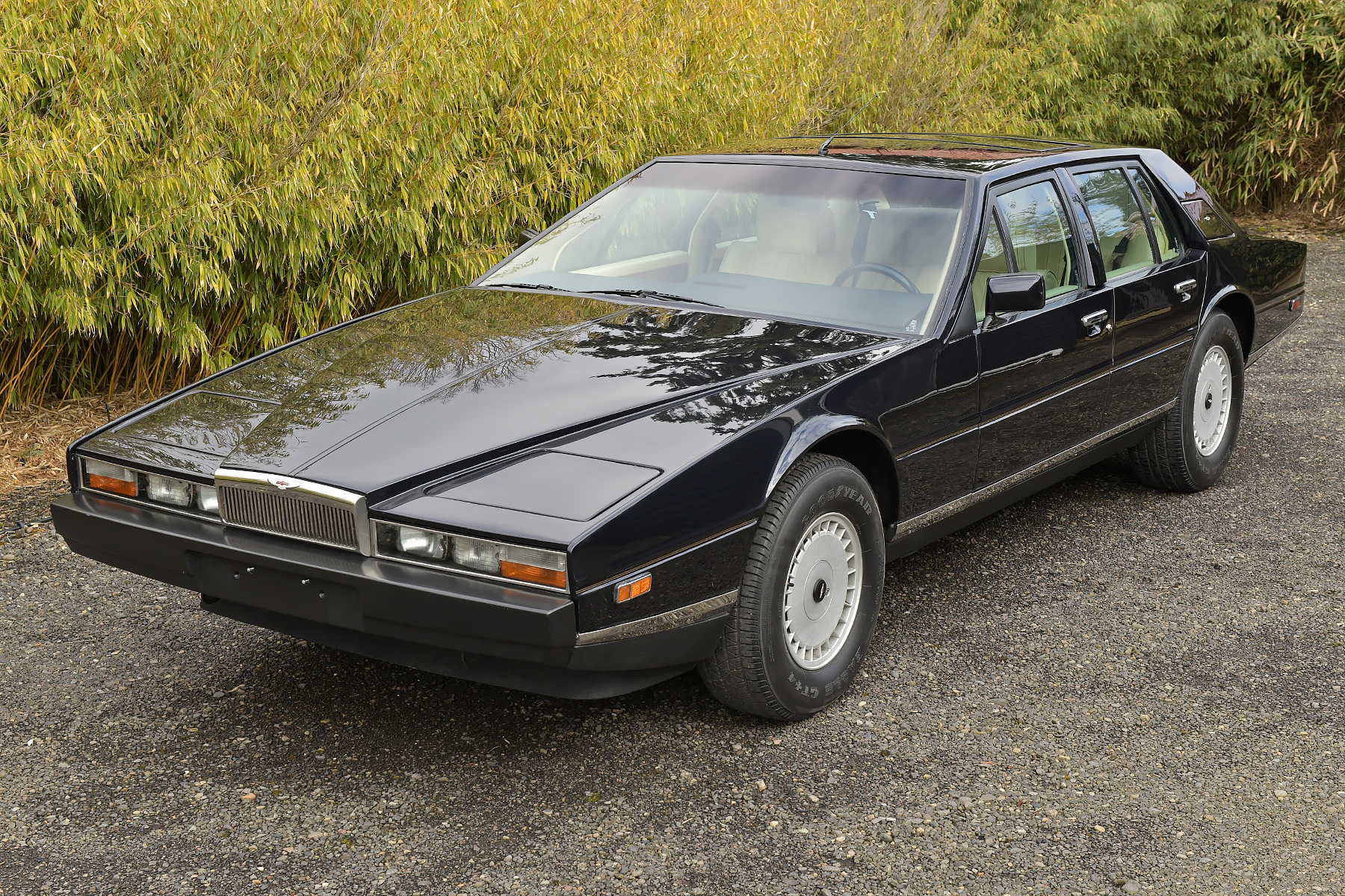 Aston Martin Lagonda 1986 à vendre – Icône britannique futuriste de luxe