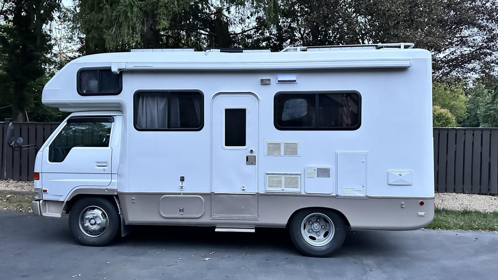 Toyota ToyoAce 1997 à vendre – Camper diesel à roues arrière jumelées