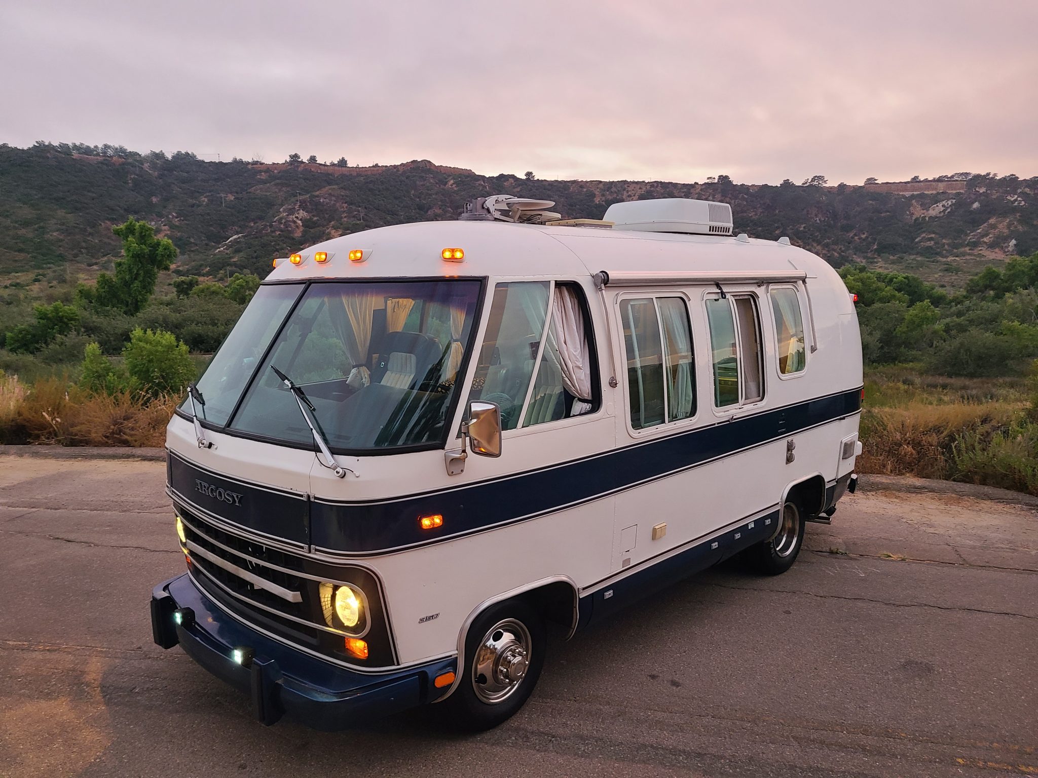 Airstream Motorhome 1975 à vendre – Camping-car bleu et blanc avec V8 350ci