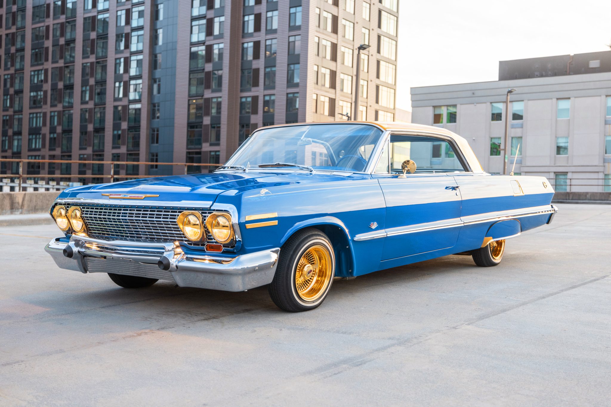Chevrolet Impala Sport Coupe Lowrider 1963 à moteur 6,0 L à vendre – Custom hydraulique bleu et or
