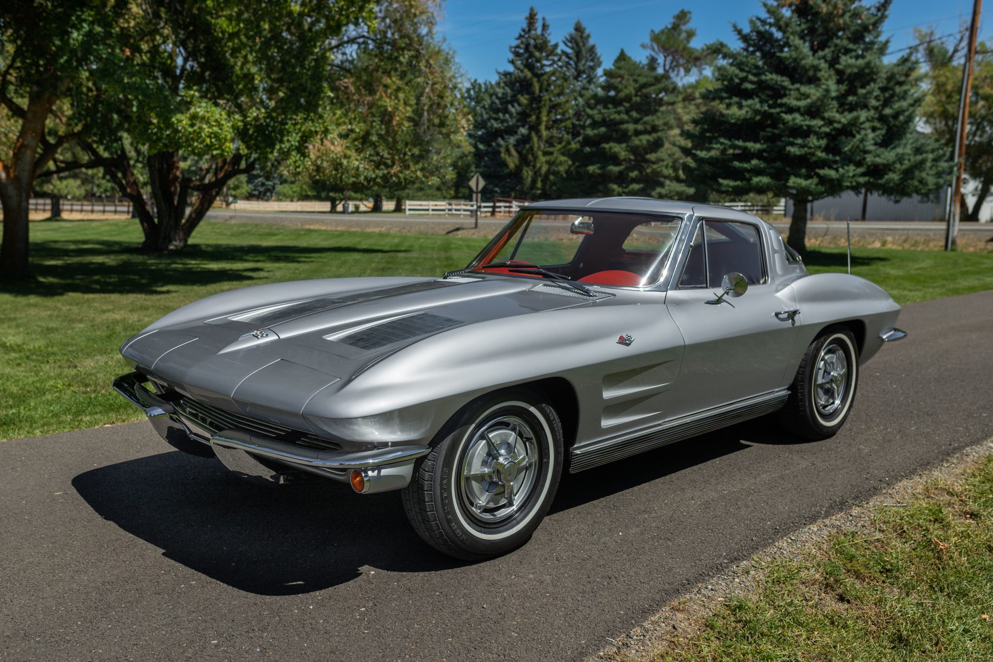 1963 Chevrolet Corvette C2 zu verkaufen – Sebring-Silver-Split-Window-Coupé mit 327ci-V8