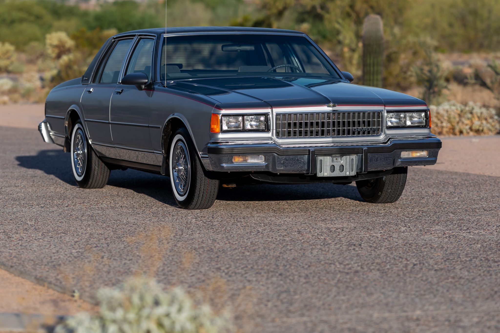 Chevrolet Caprice 1986 à vendre – Grande berline bicolore à V8 5,0 litres