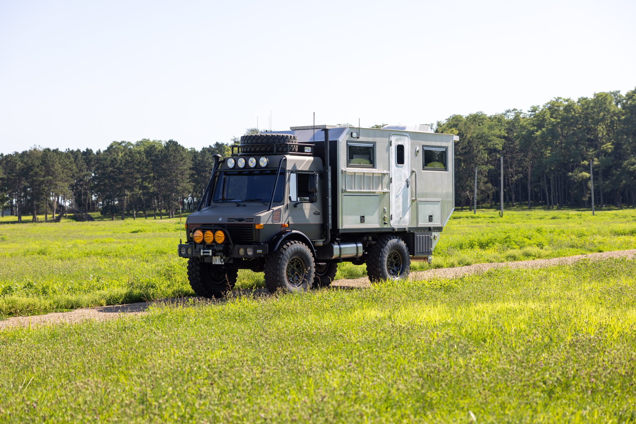 Mercedes-Benz Unimog 1985 à vendre – Camper d’expédition à turbodiesel 5,7 litres