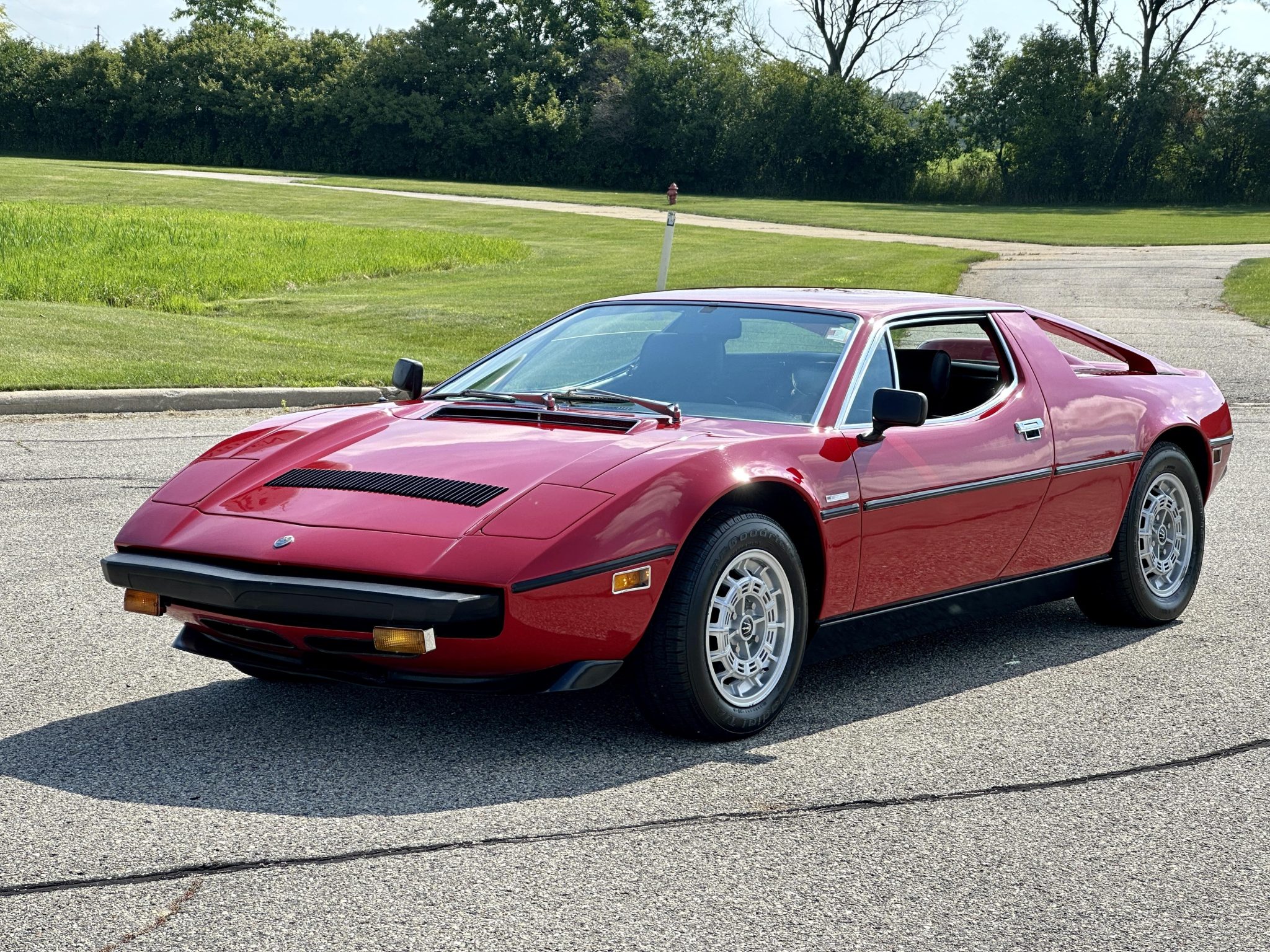 Maserati Merak 1975 à vendre – Coupé rouge à V6 central et boîte cinq rapports
