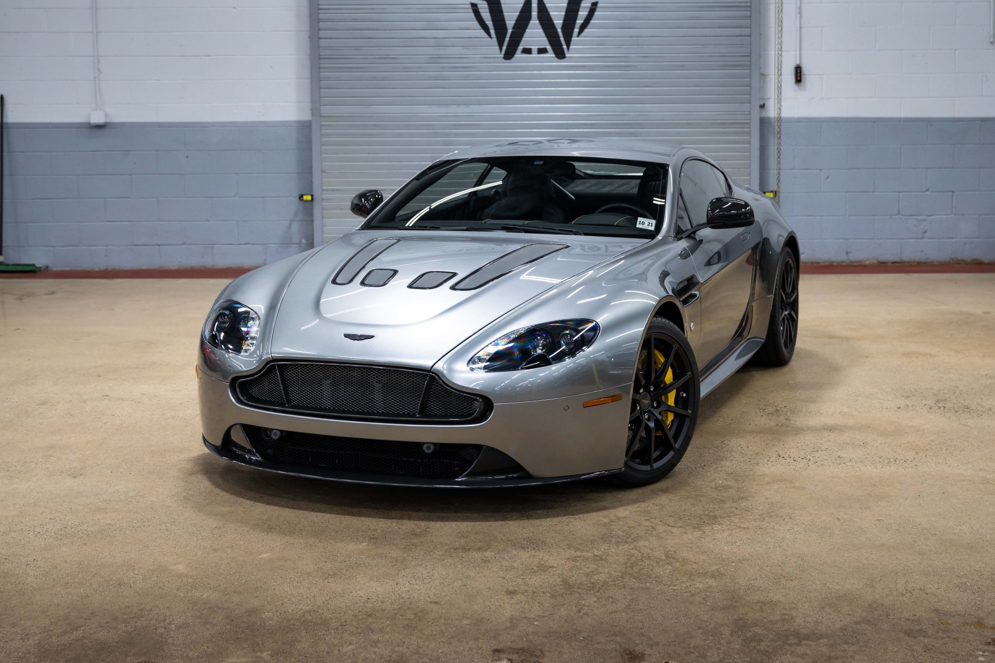 2017 Aston Martin V12 Vantage zu verkaufen – Tungsten-Silver-V12-Coupé mit Handschaltung
