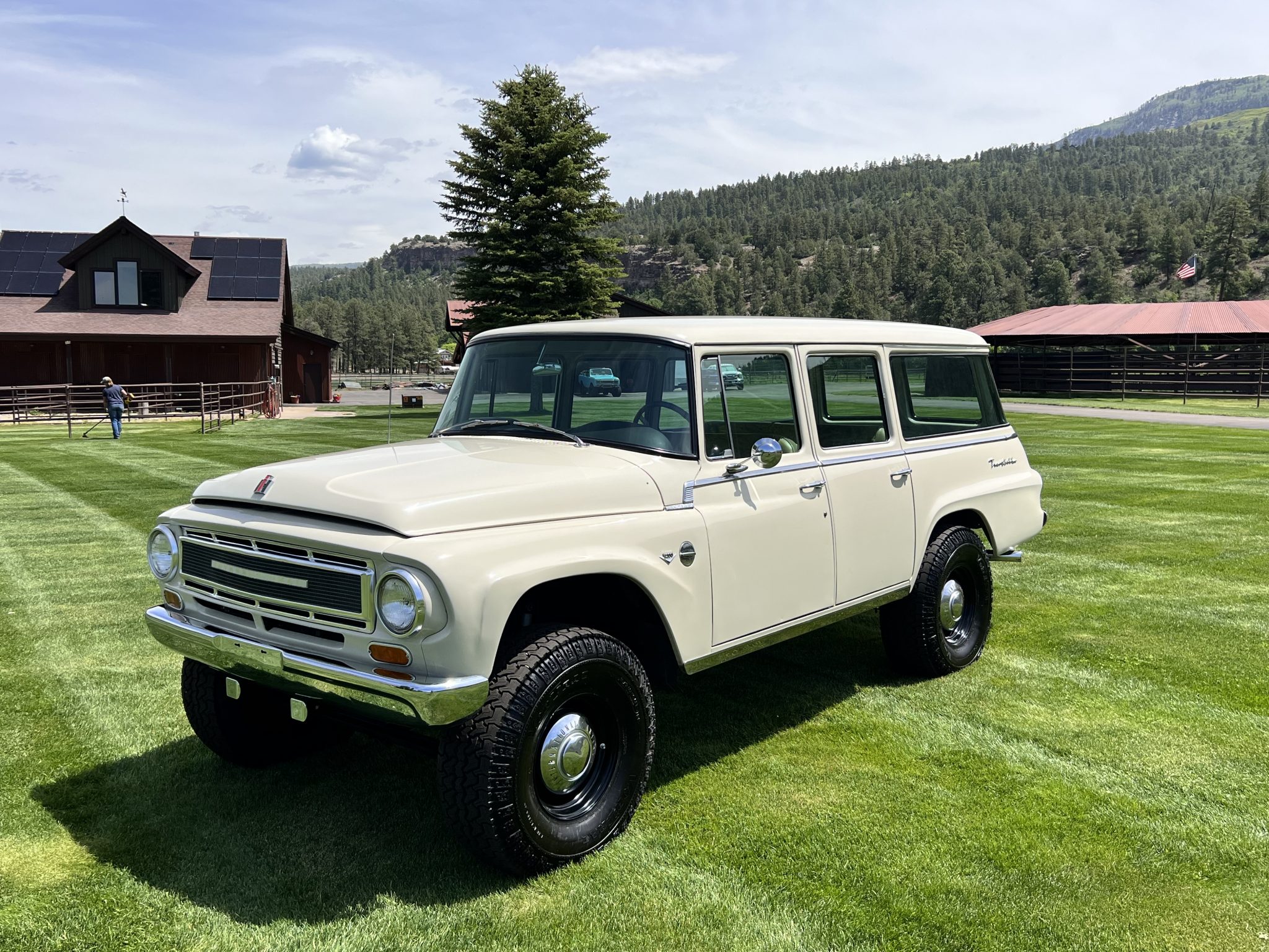 International Harvester Travelall 1966 à vendre – Utilitaire beige à V8 345ci et transmission 4x4