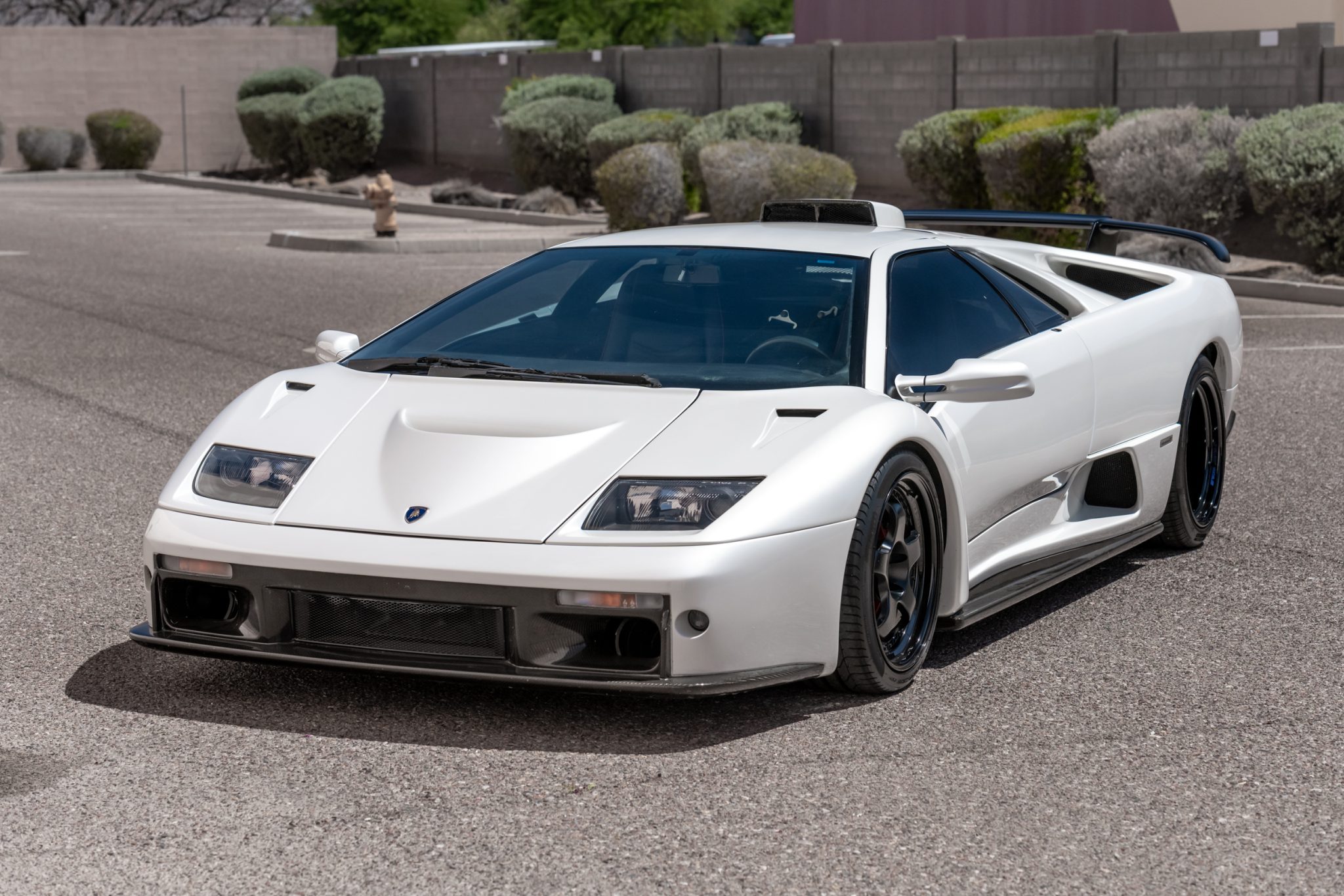 1991 Lamborghini Diablo for Sale – White V12 Manual Supercar with Carbon-Fiber Panels
