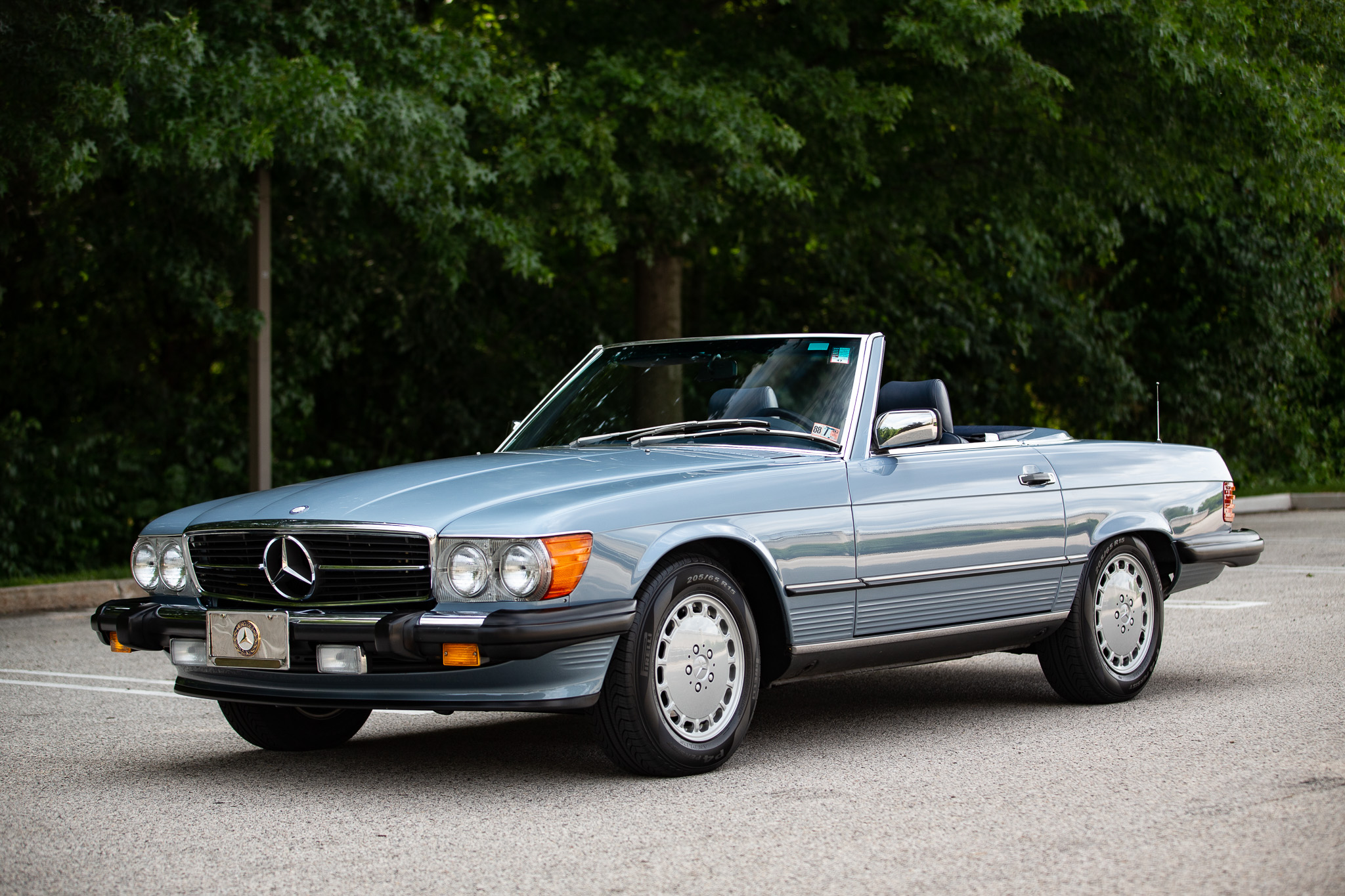 1987 Mercedes-Benz R107 SL zu verkaufen – Diamond-Blue-Roadster mit 5,5-Liter-V8