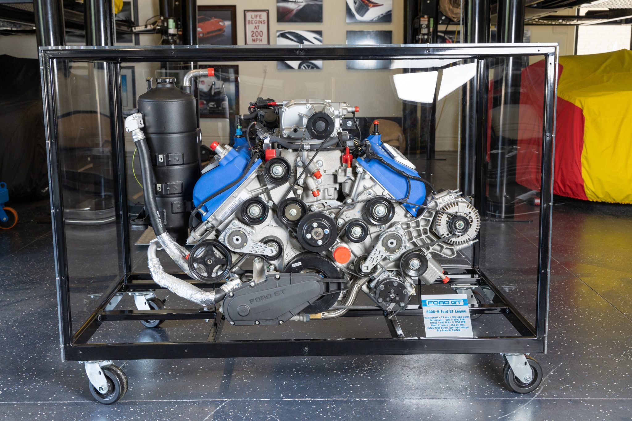 Ford-GT-Motor der ersten Generation zu verkaufen – Aufgeladener 5,4-Liter-V8 auf Displayständer