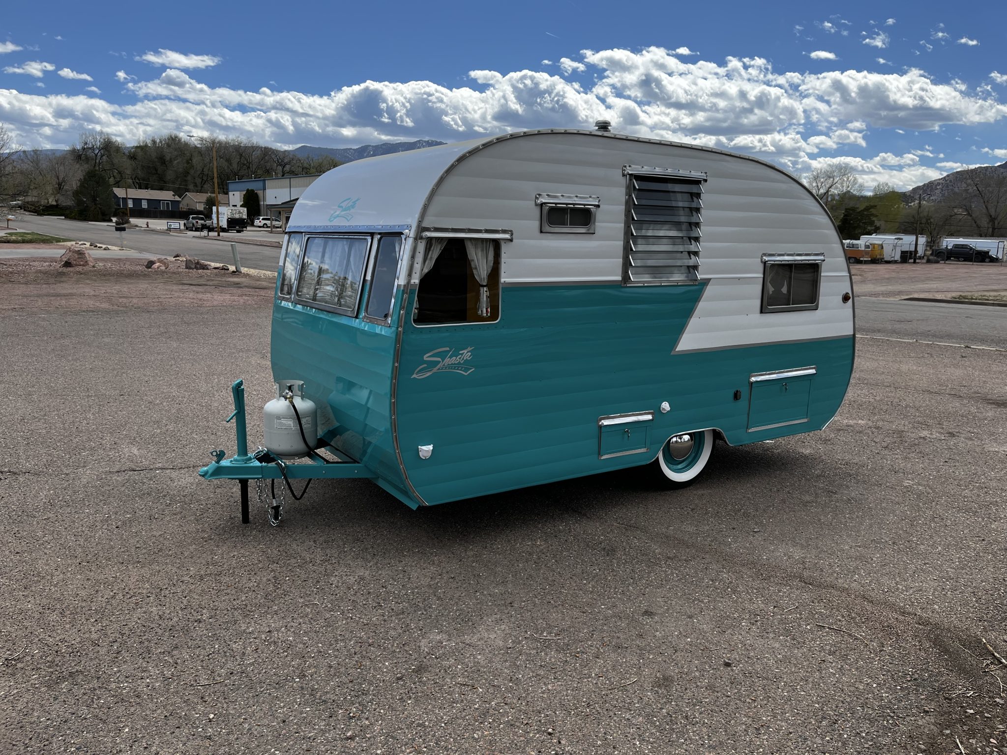 1956 Parts and Automobilia – Trailers zu verkaufen – Weiß-türkiser Vintage-Wohnanhänger