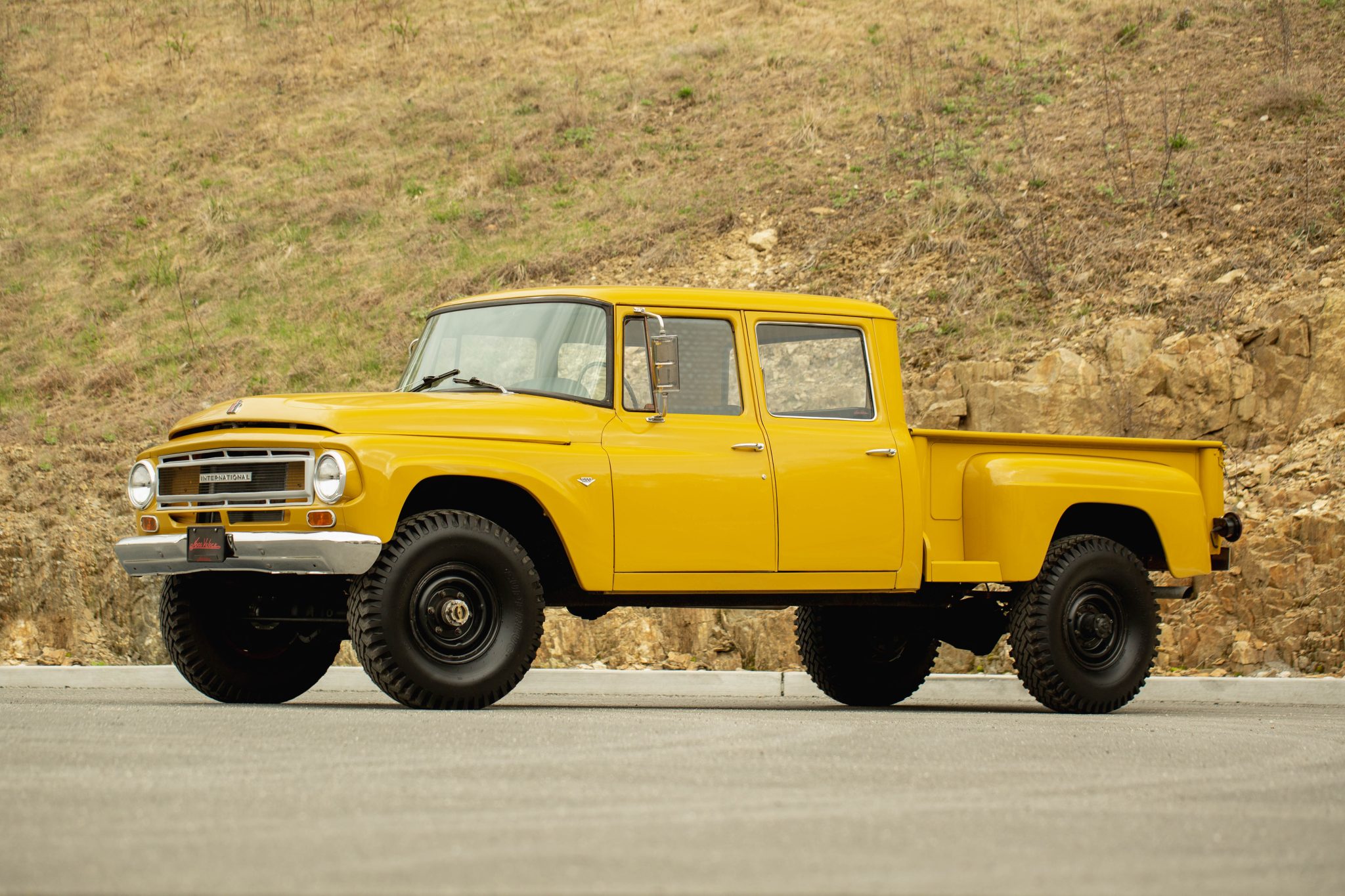 1967 International Harvester Pickup for Sale – Yellow 392ci V8 Four-Speed 4x4