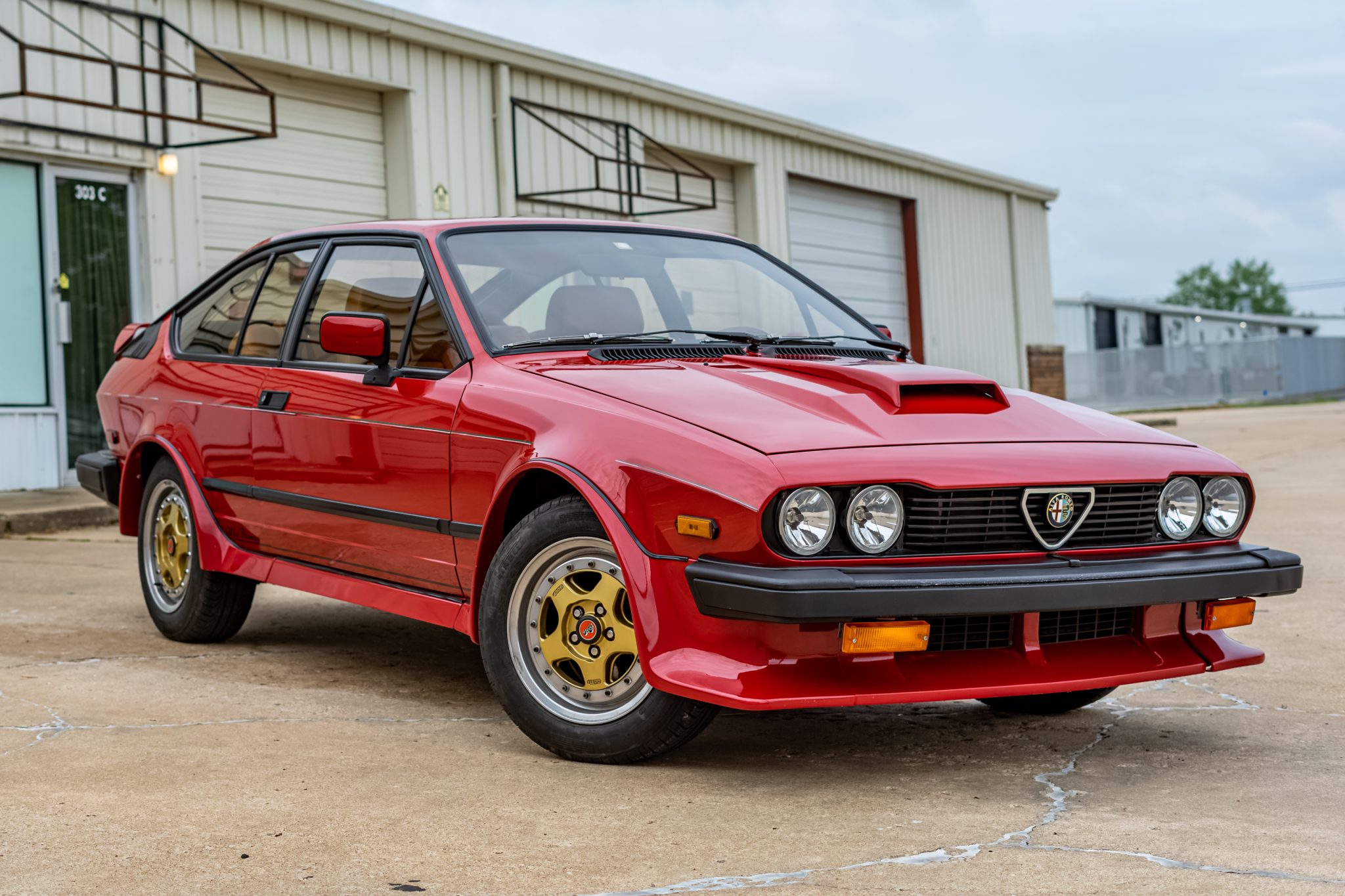 1985 Alfa Romeo GTV6 à vendre – Red Callaway biturbo à cinq rapports