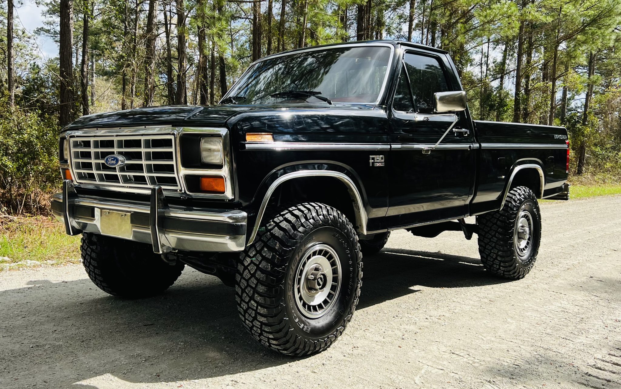 1985 Ford F-Series 1980-1986 zu verkaufen – Black 5,8-Liter-V8 4x4 mit Lift