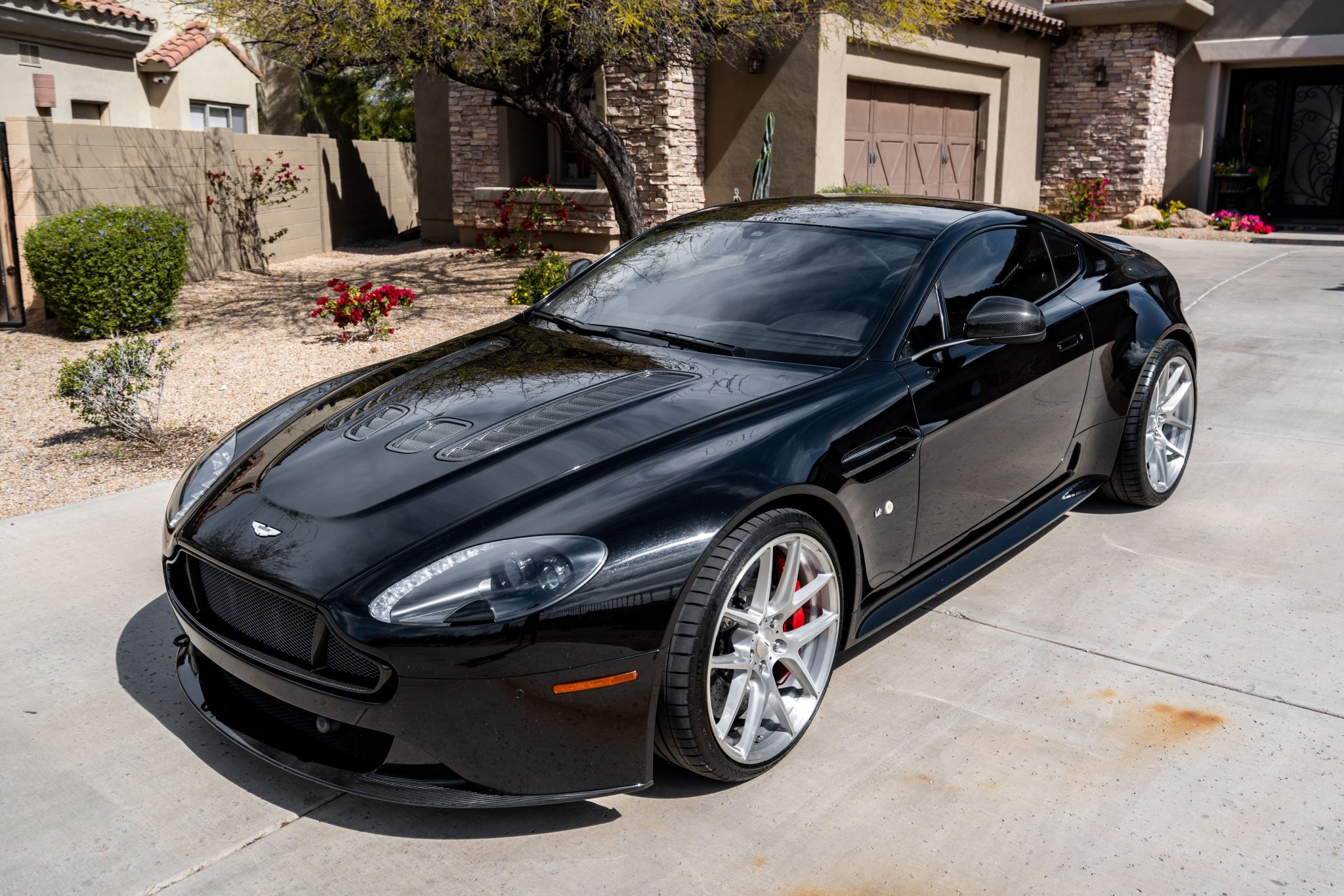 2015 Aston Martin V12 Vantage for Sale – Onyx Black V12 Grand Tourer