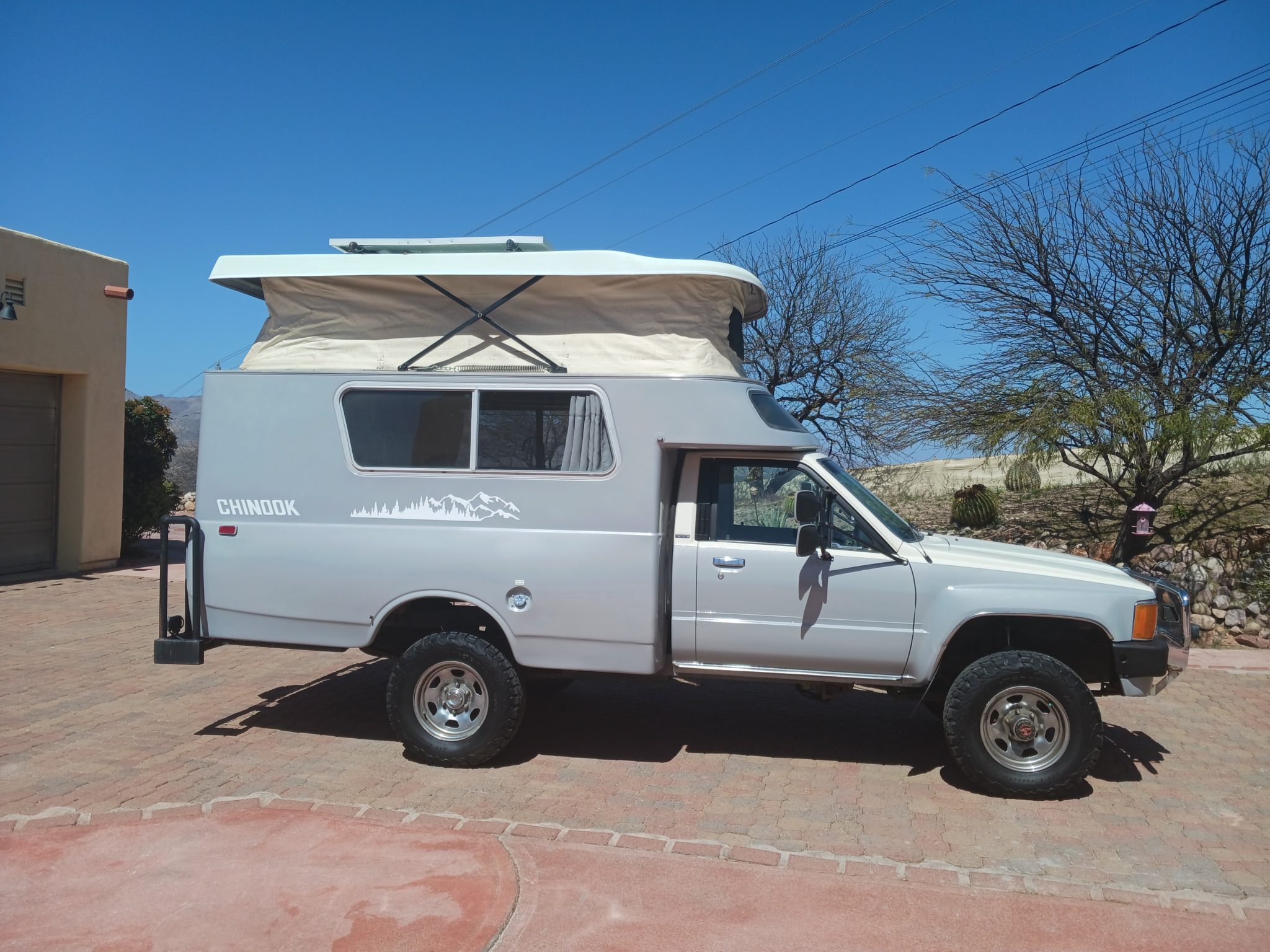 1984 Toyota Pickup (N50/N60/N70 1984-1988) à vendre – Camper Chinook 4x4 surélevé
