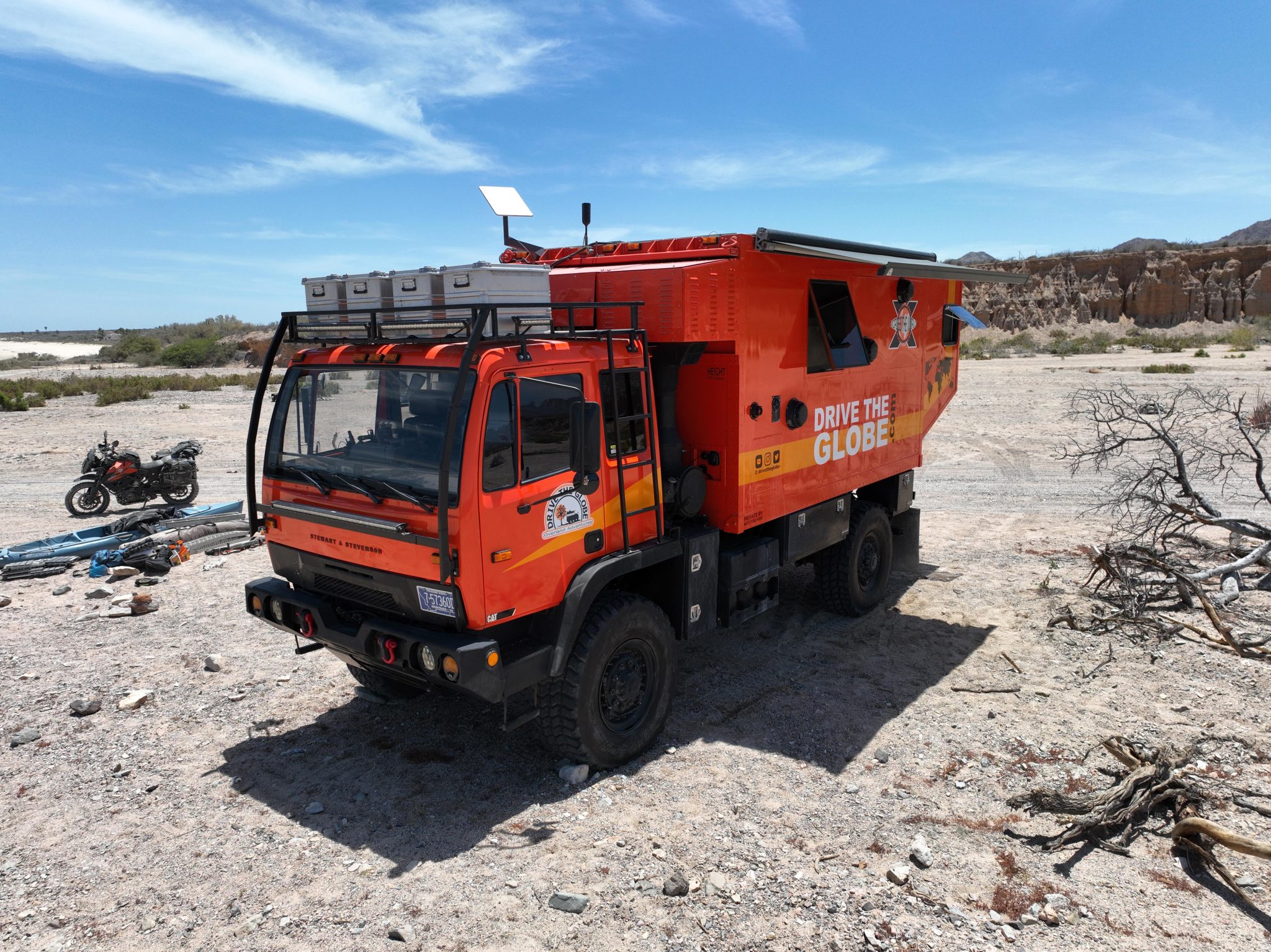 1994 Stewart & Stevenson à vendre – Camion d’expédition Orange avec cellule solaire