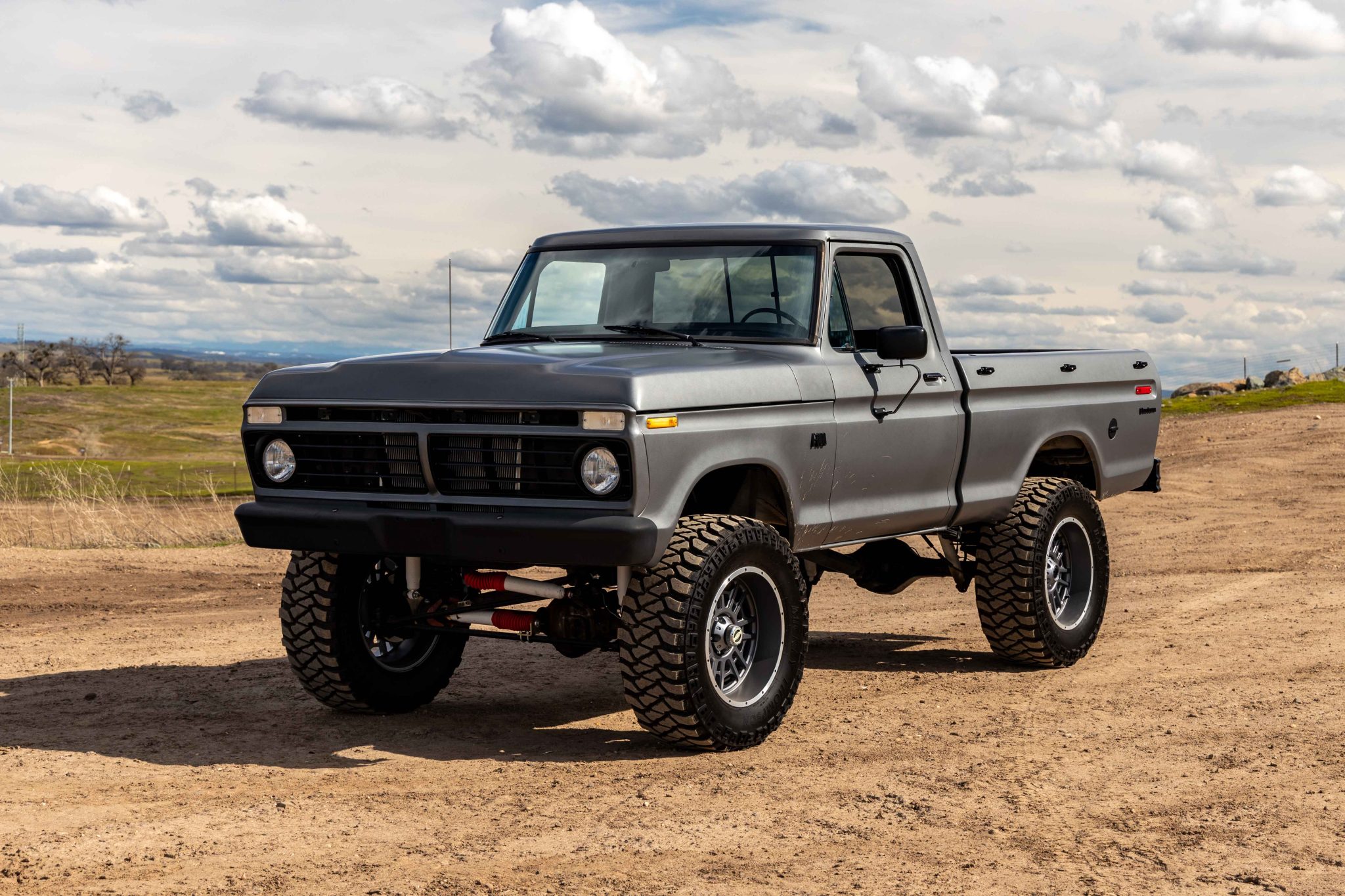 1975 Ford F-Series 1973-1979 à vendre – 4x4 surélevé avec V8 390