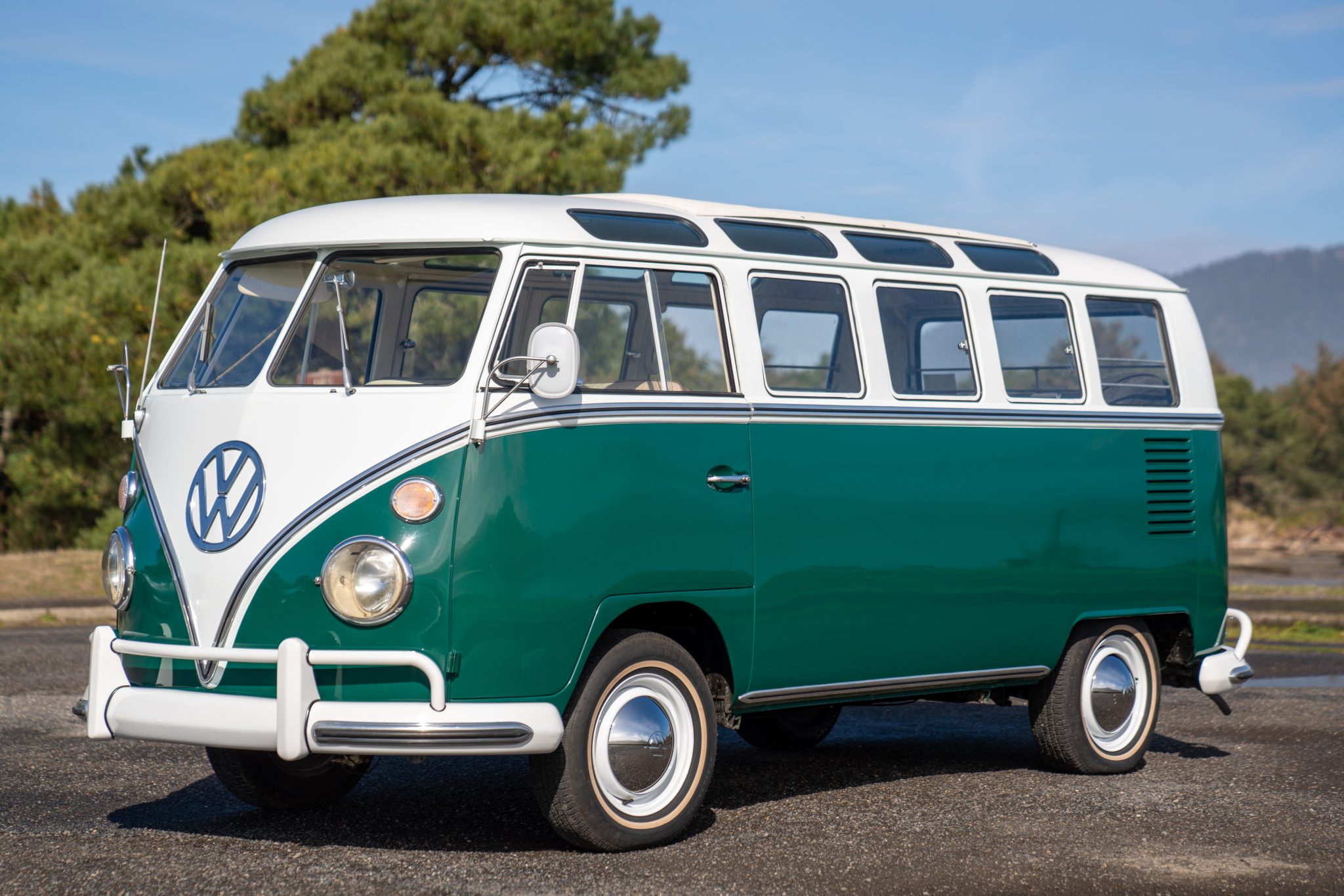 1967 Volkswagen Split-Window Bus for Sale – Green and White Classic