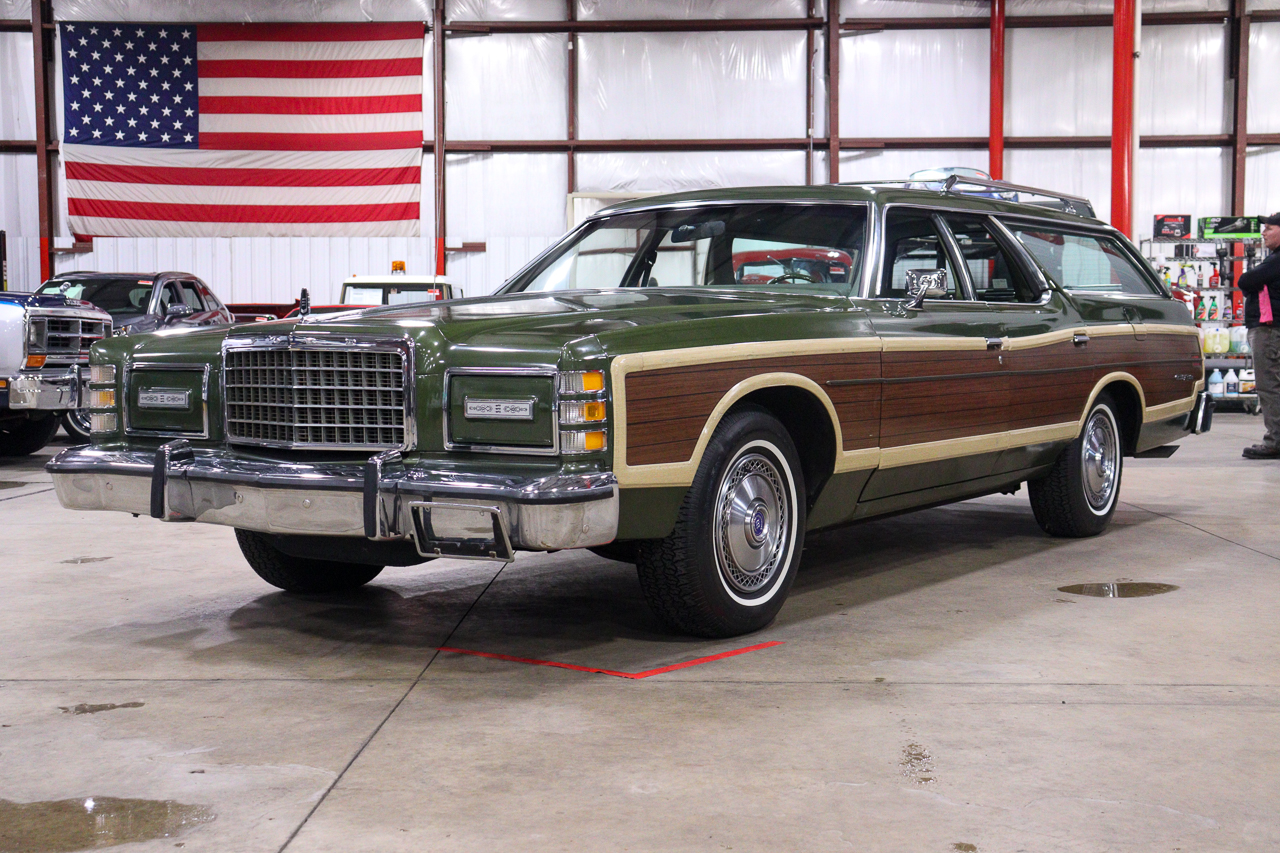 1975 Ford Country Squire à vendre – Break Woodgrain avec V8