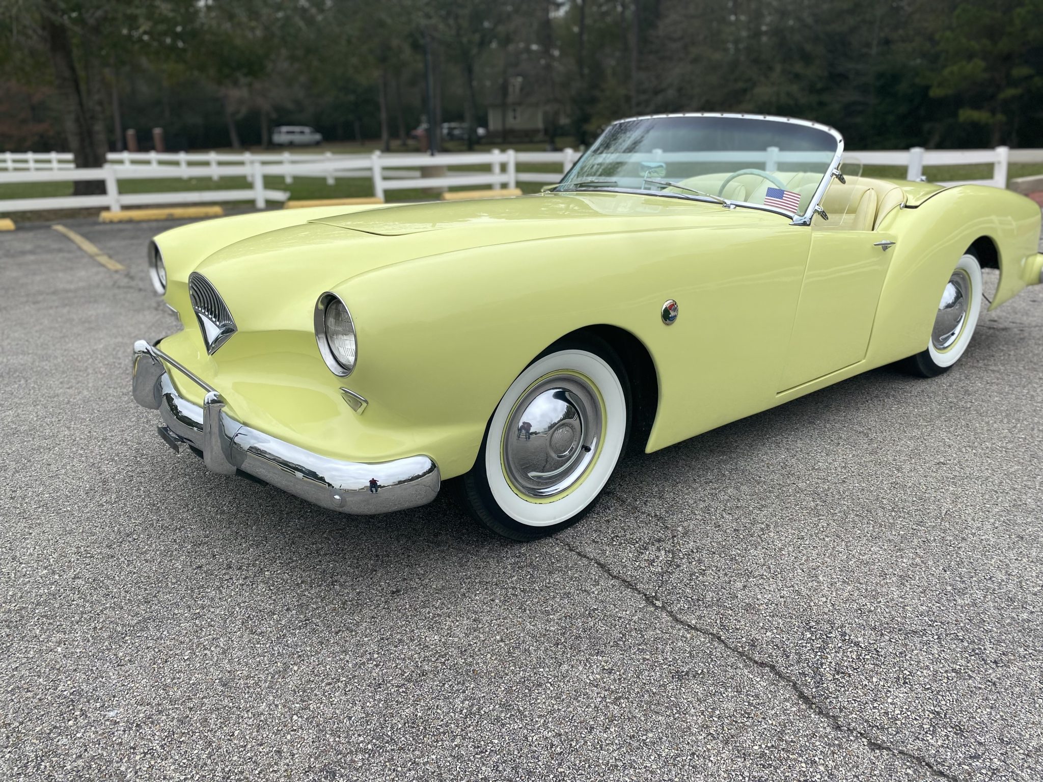 1954 Kaiser Darrin zu verkaufen – Gelber Roadster mit Schiebetüren