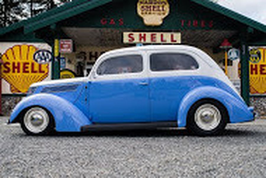1937 Ford 2-door Fastback Sedan