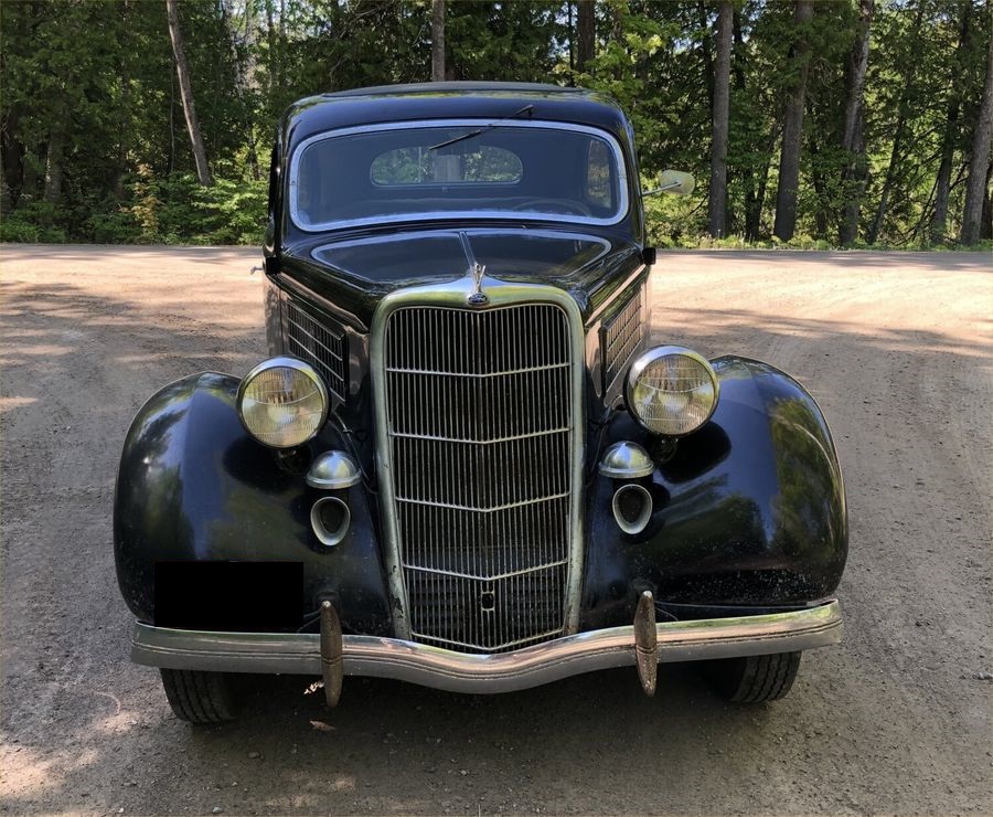 1935 Ford Model 48 Deluxe Tudor