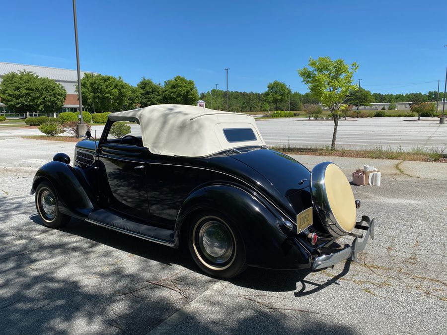 1936 Ford Deluxe Club Cabriolet