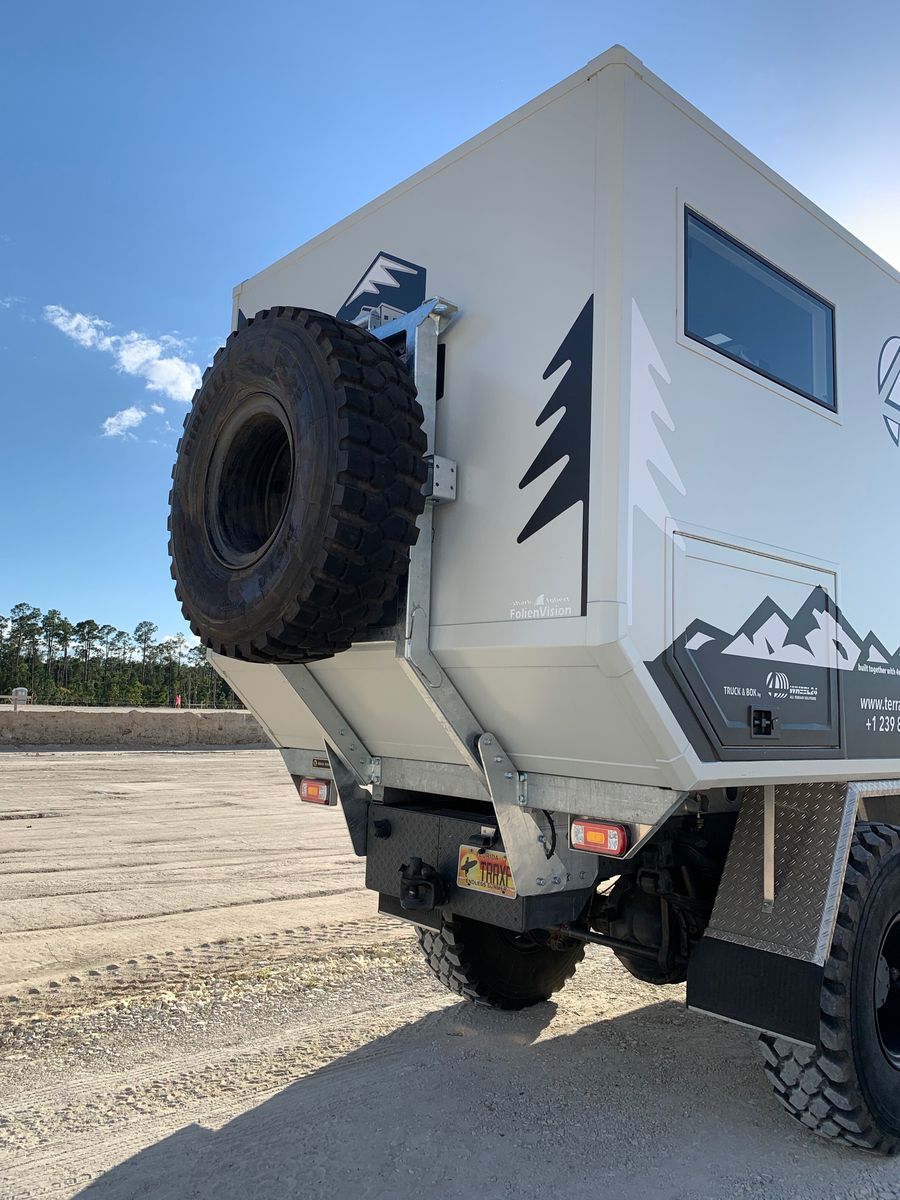 1986 Mercedes-Benz Unimog Expedition Truck