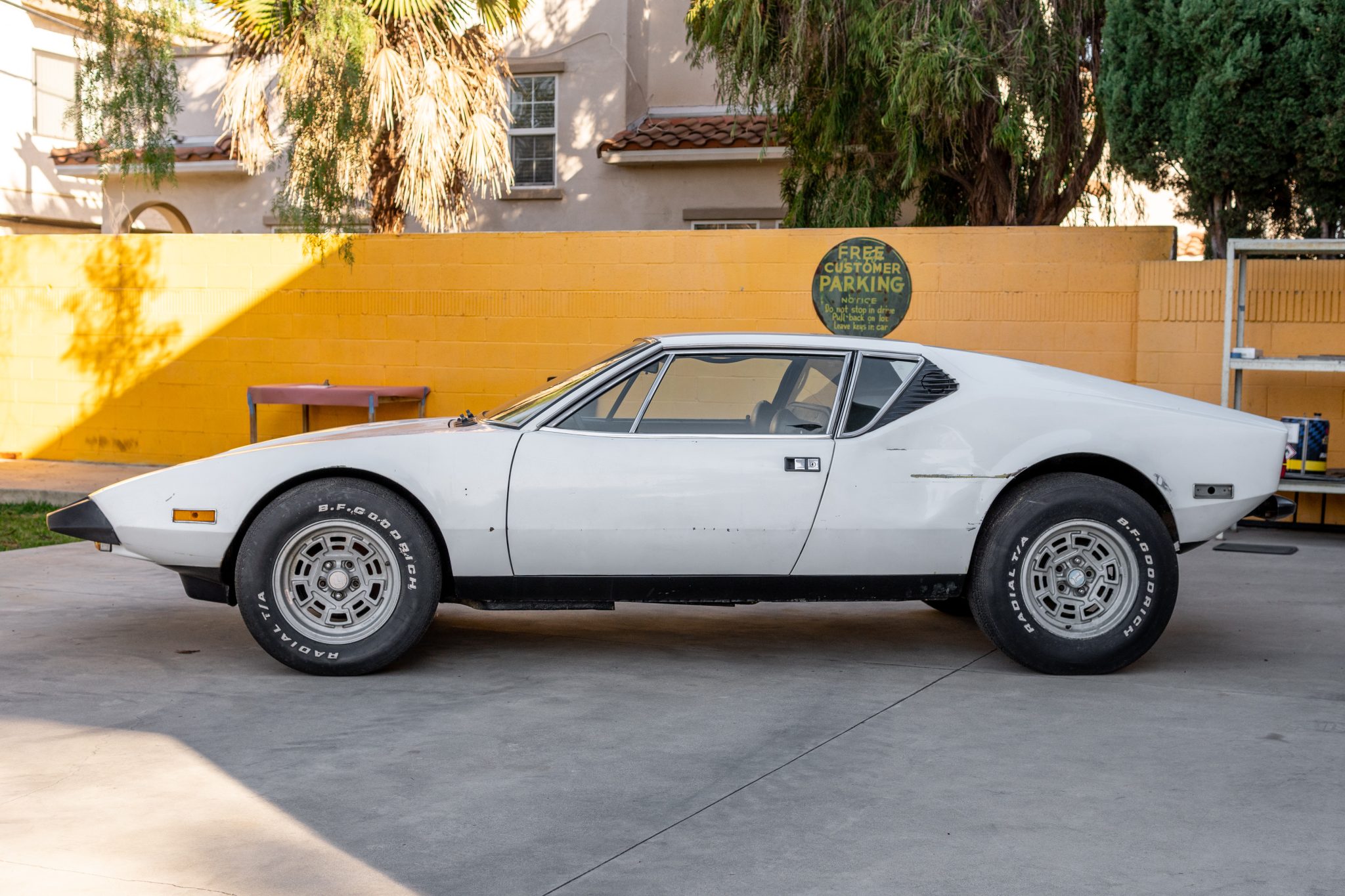 1973 DeTomaso Pantera 