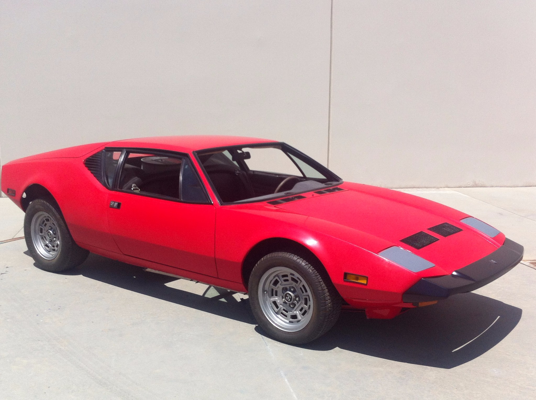 1974 DeTomaso Pantera 