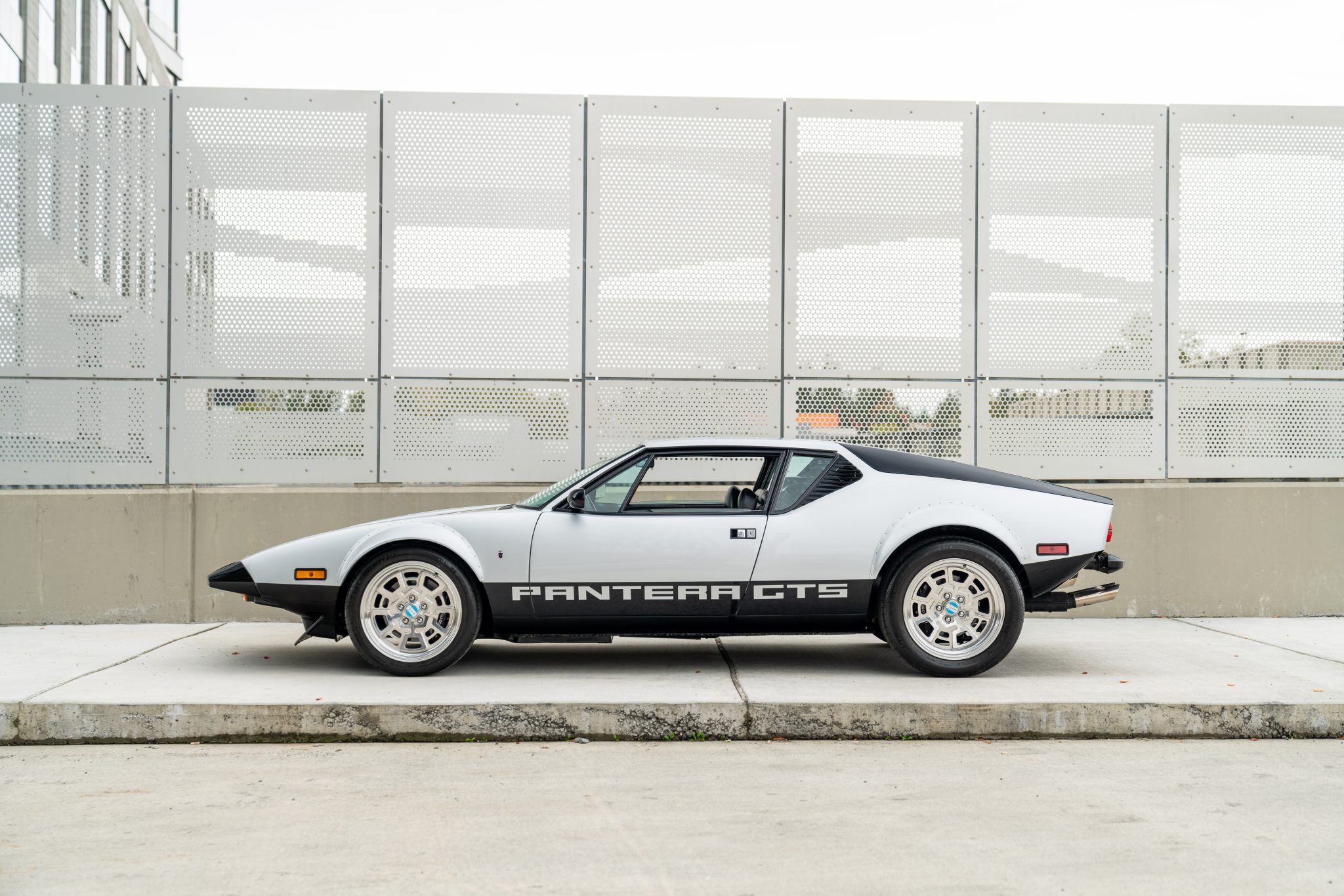 1974 DeTomaso Pantera 