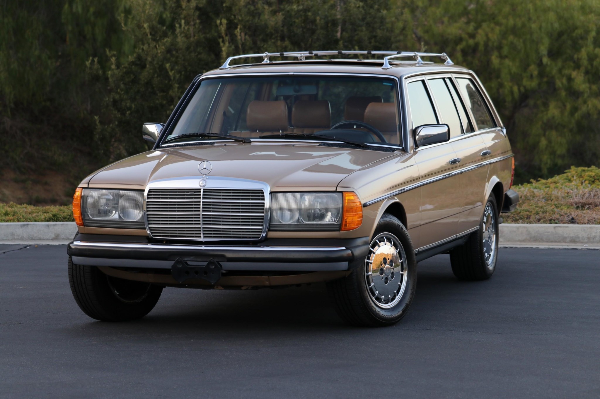 1983 Mercedes-Benz W123 