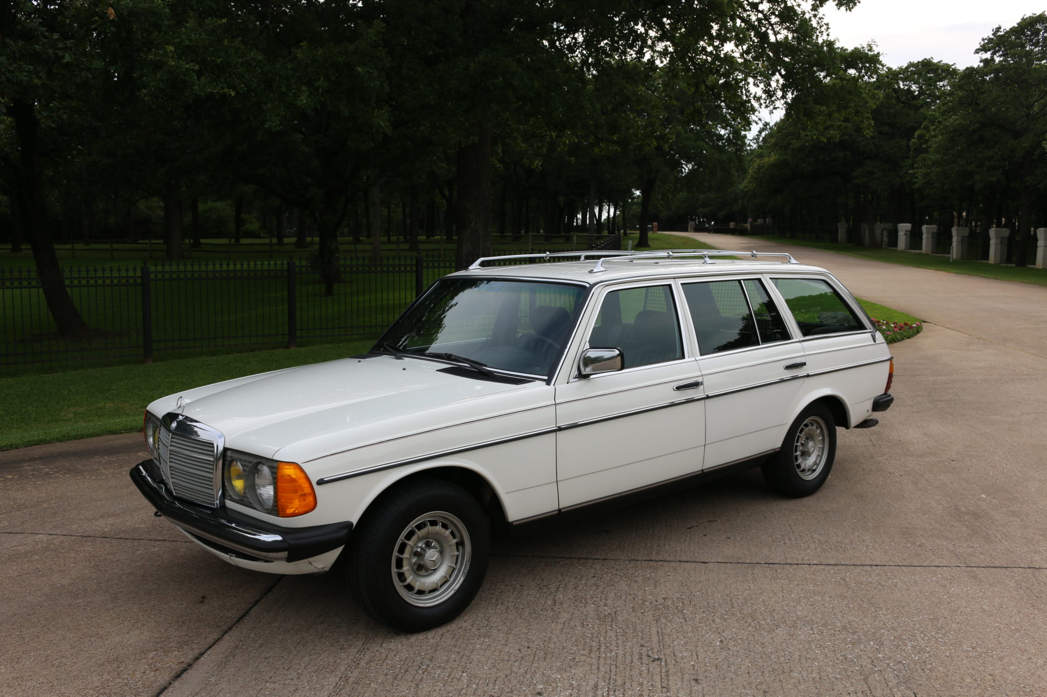 1984 Mercedes-Benz W123 
