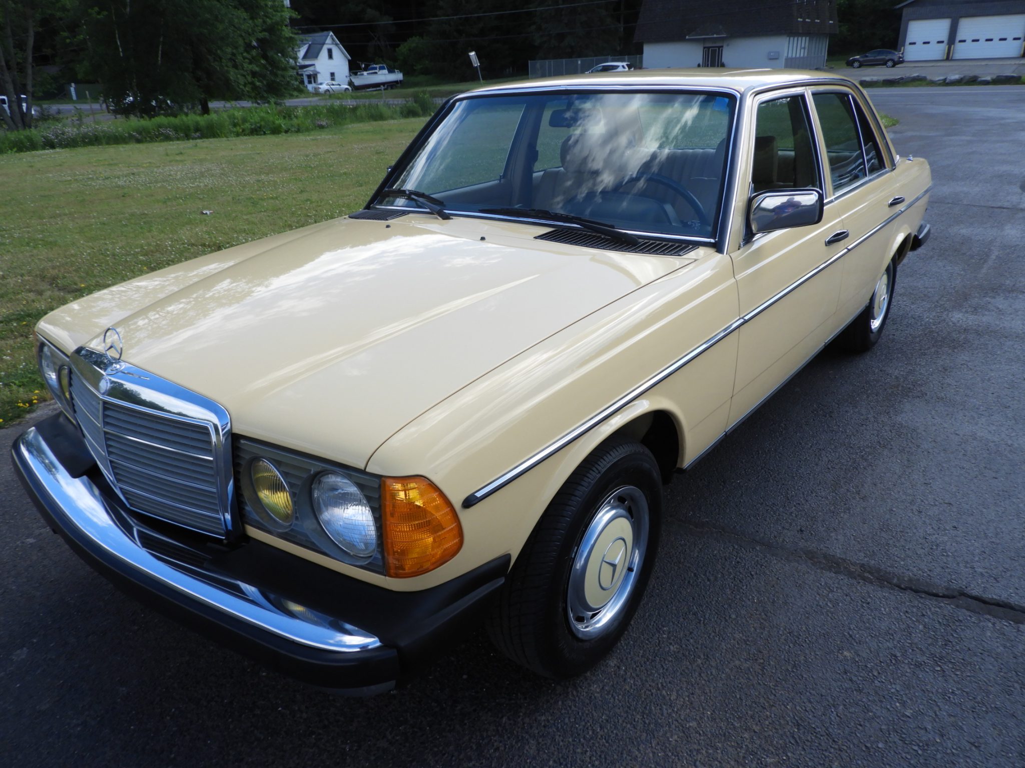 1983 Mercedes-Benz W123 