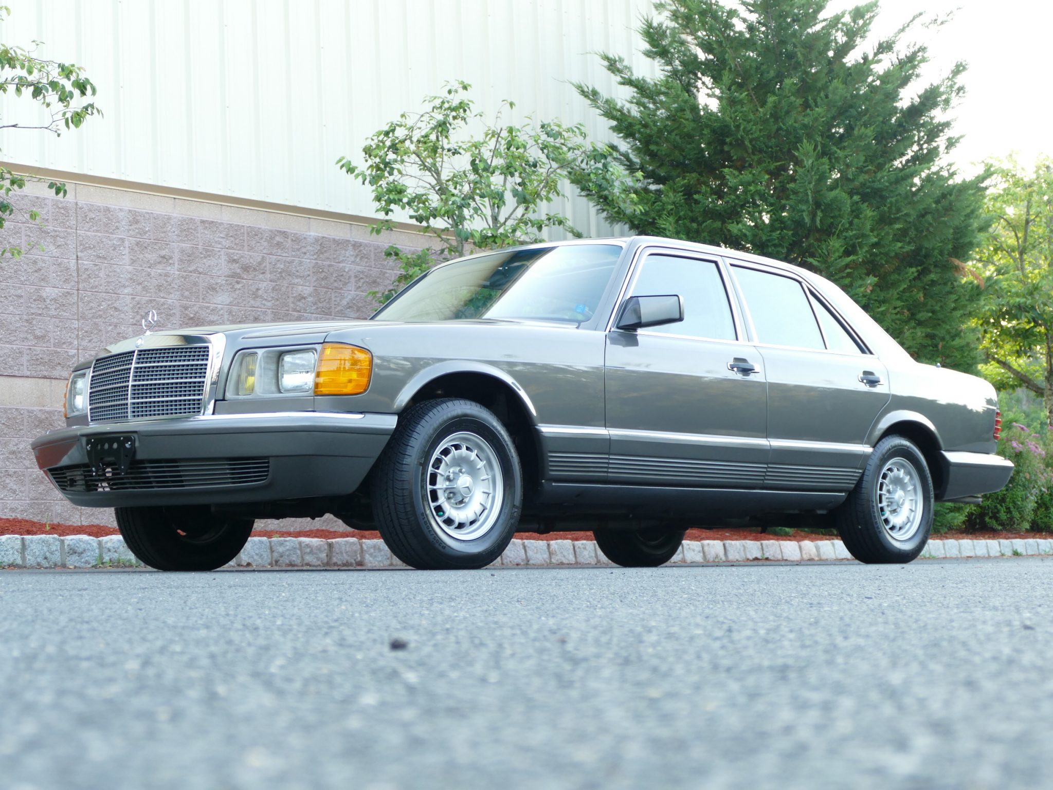 1985 Mercedes-Benz W126 S-Class 