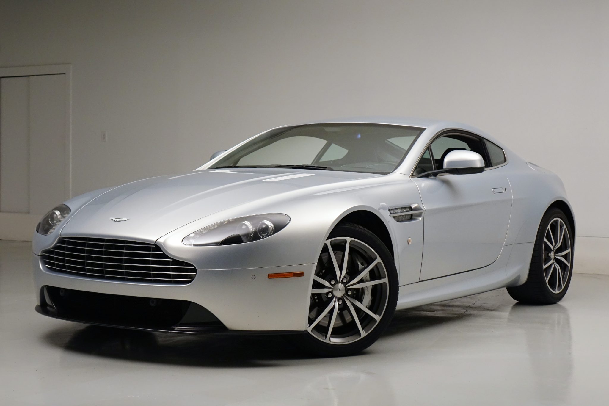 2012 Aston Martin V8 Vantage (2006+) 