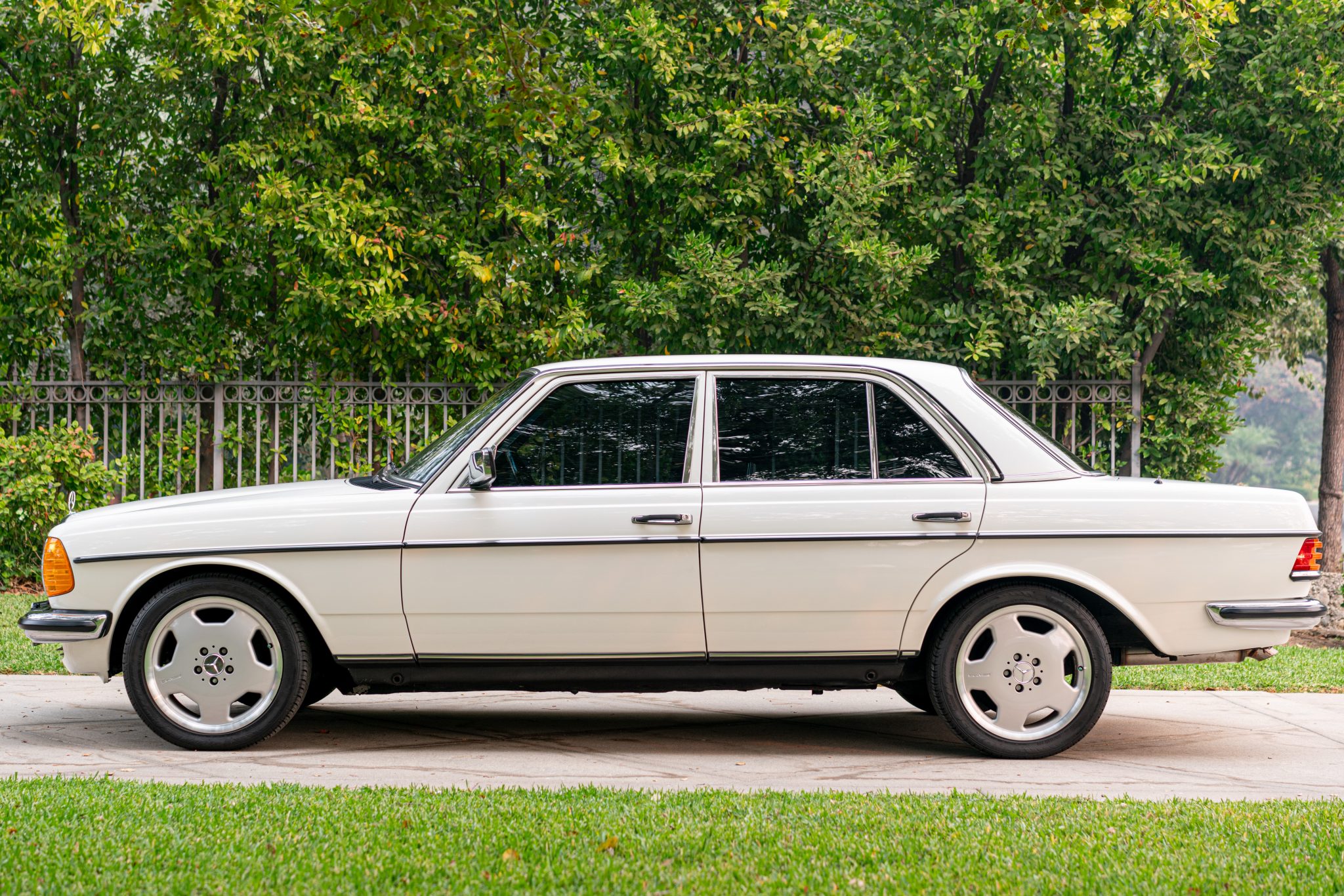 1979 Mercedes-Benz W123 
