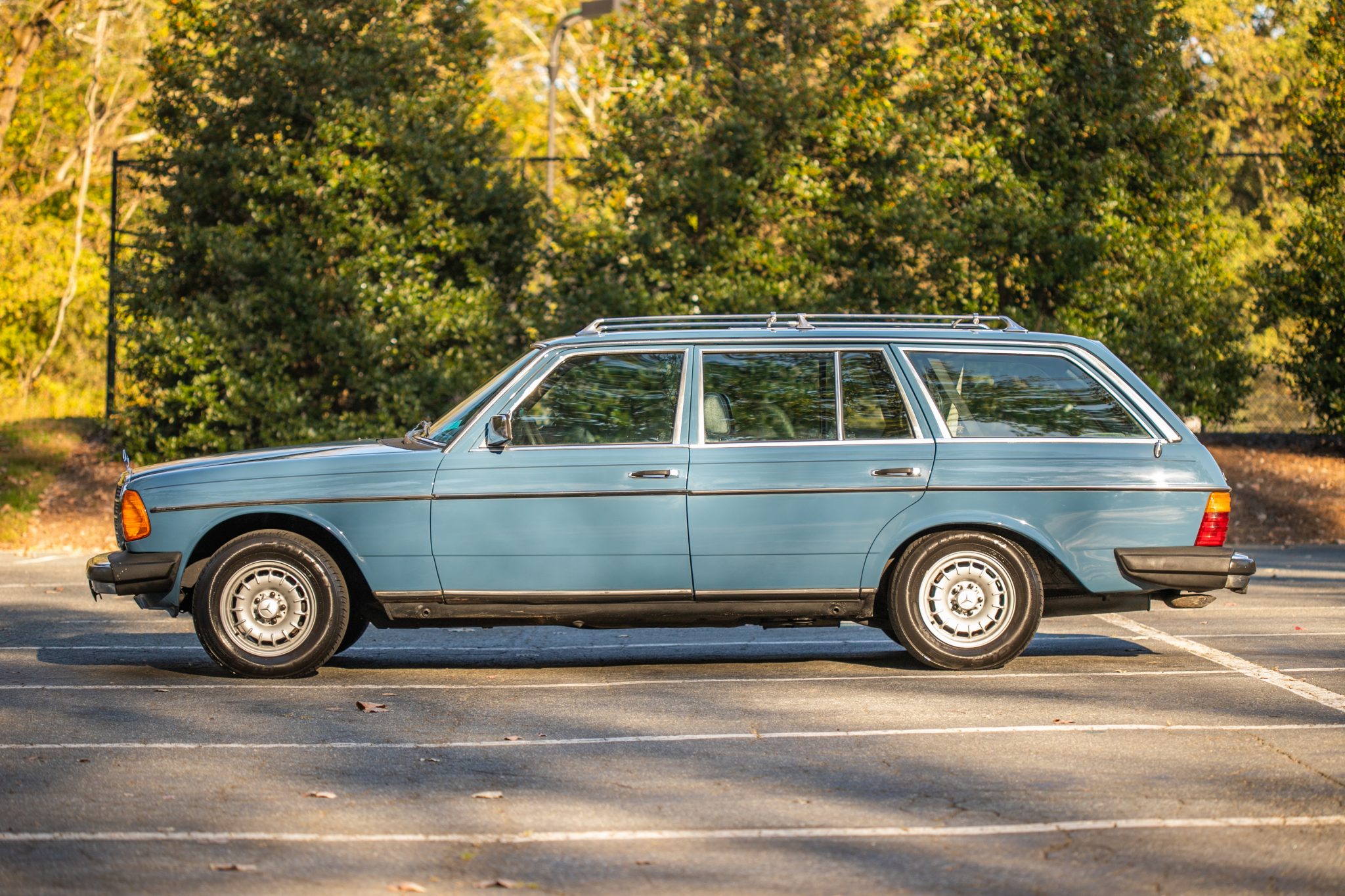 1983 Mercedes-Benz W123 