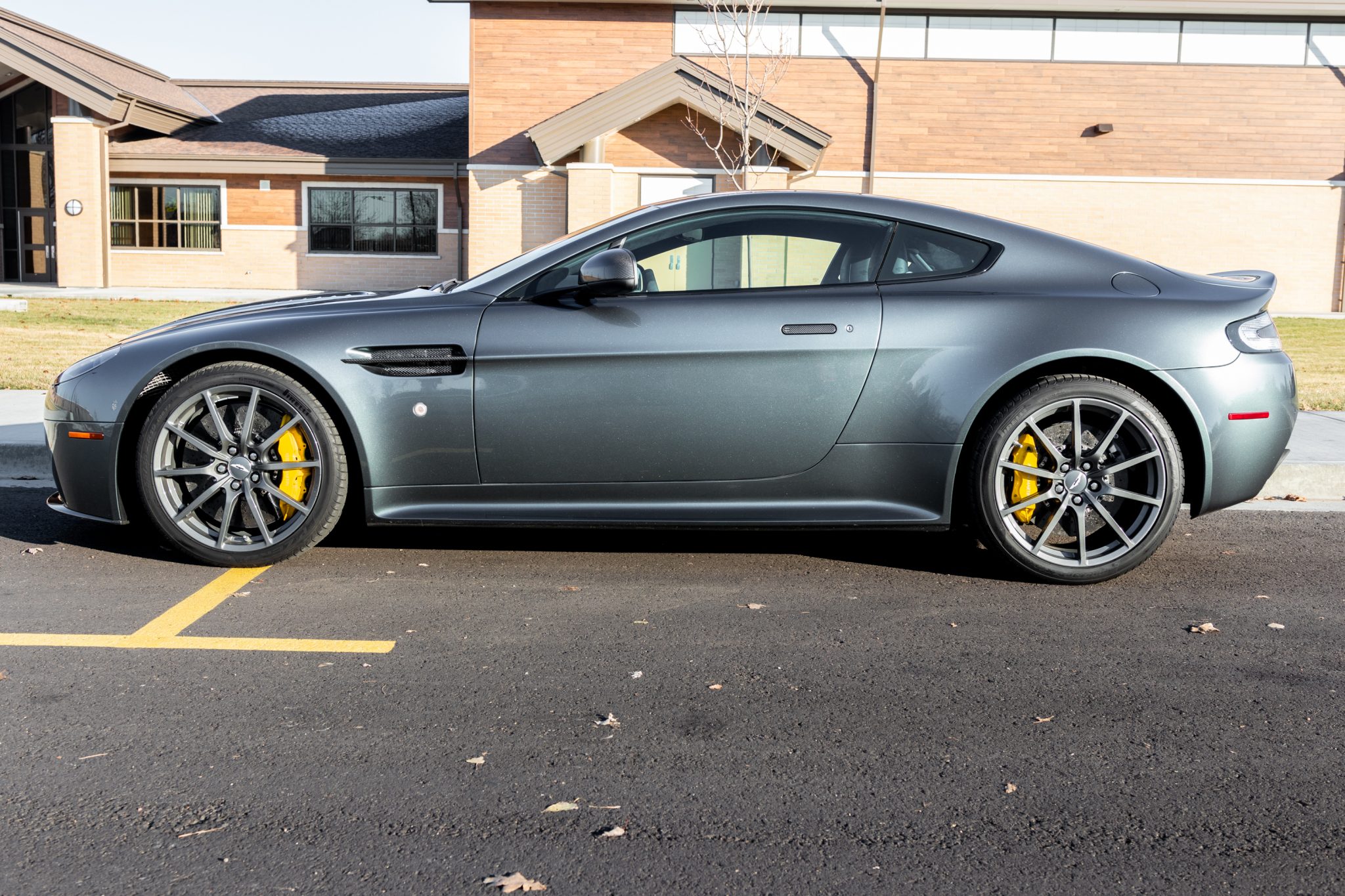 2017 Aston Martin V12 Vantage 