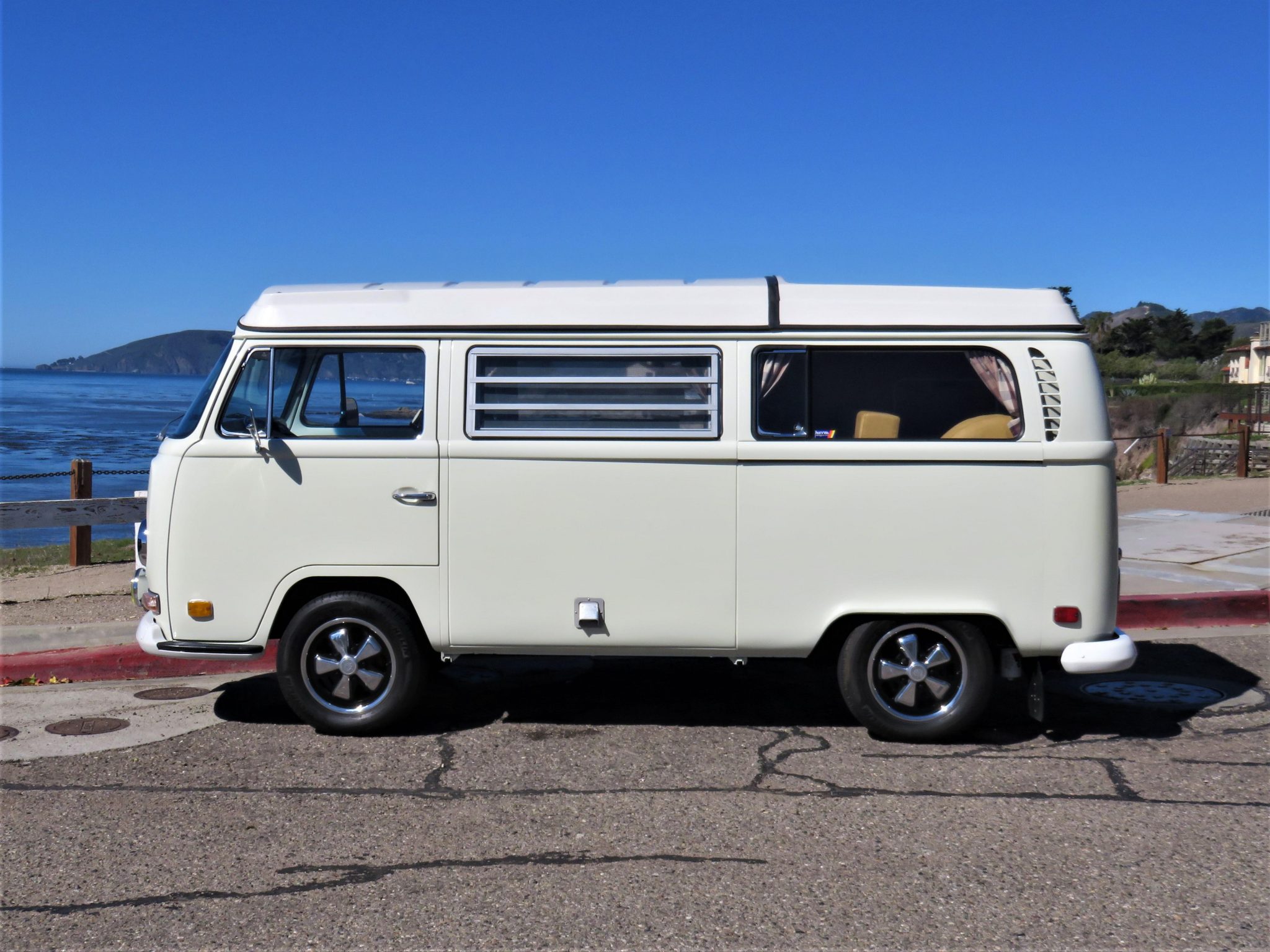 1971 Volkswagen Bay-Window Camper 