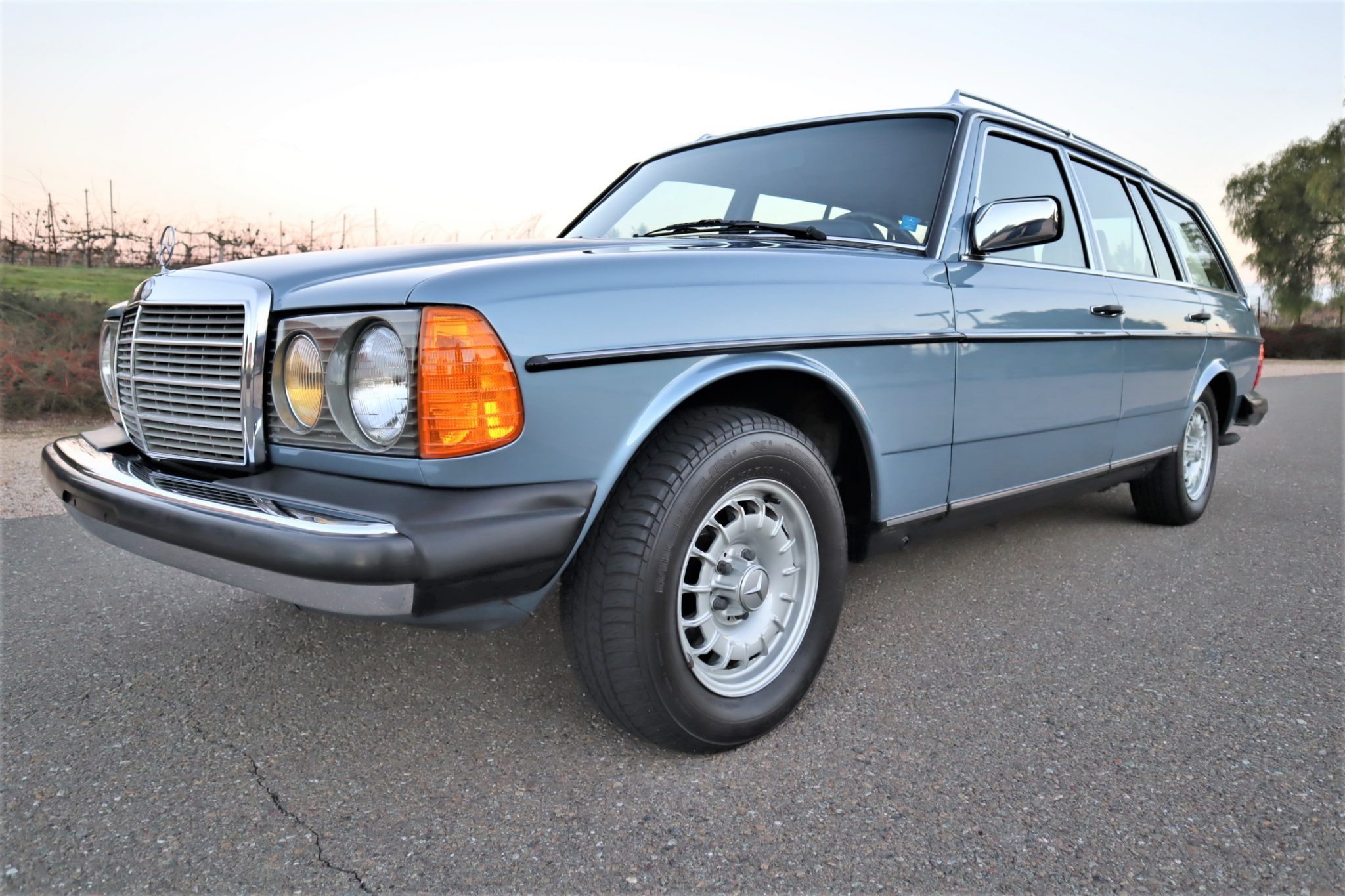 1985 Mercedes-Benz W123 