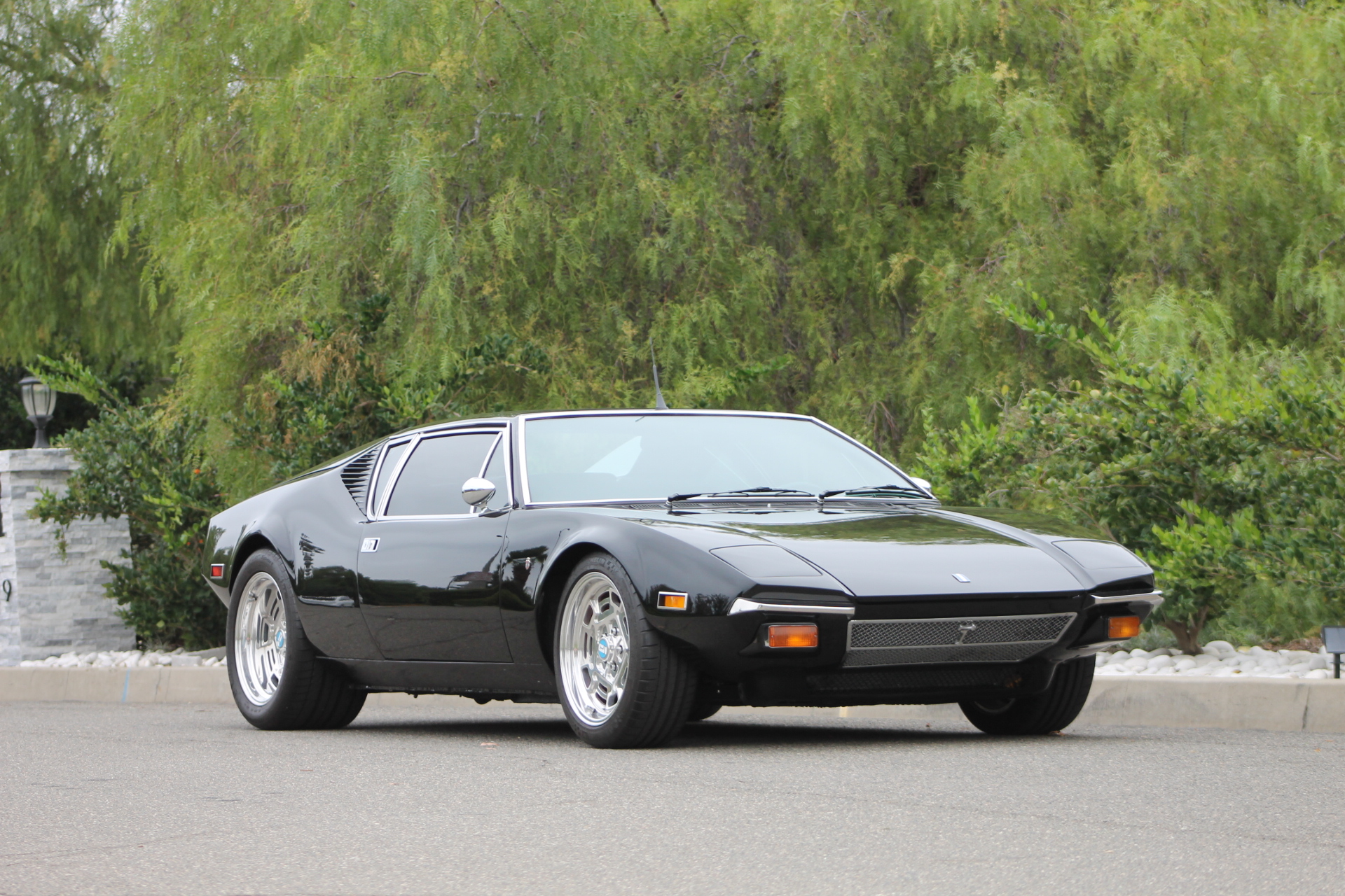 1974 DeTomaso Pantera 